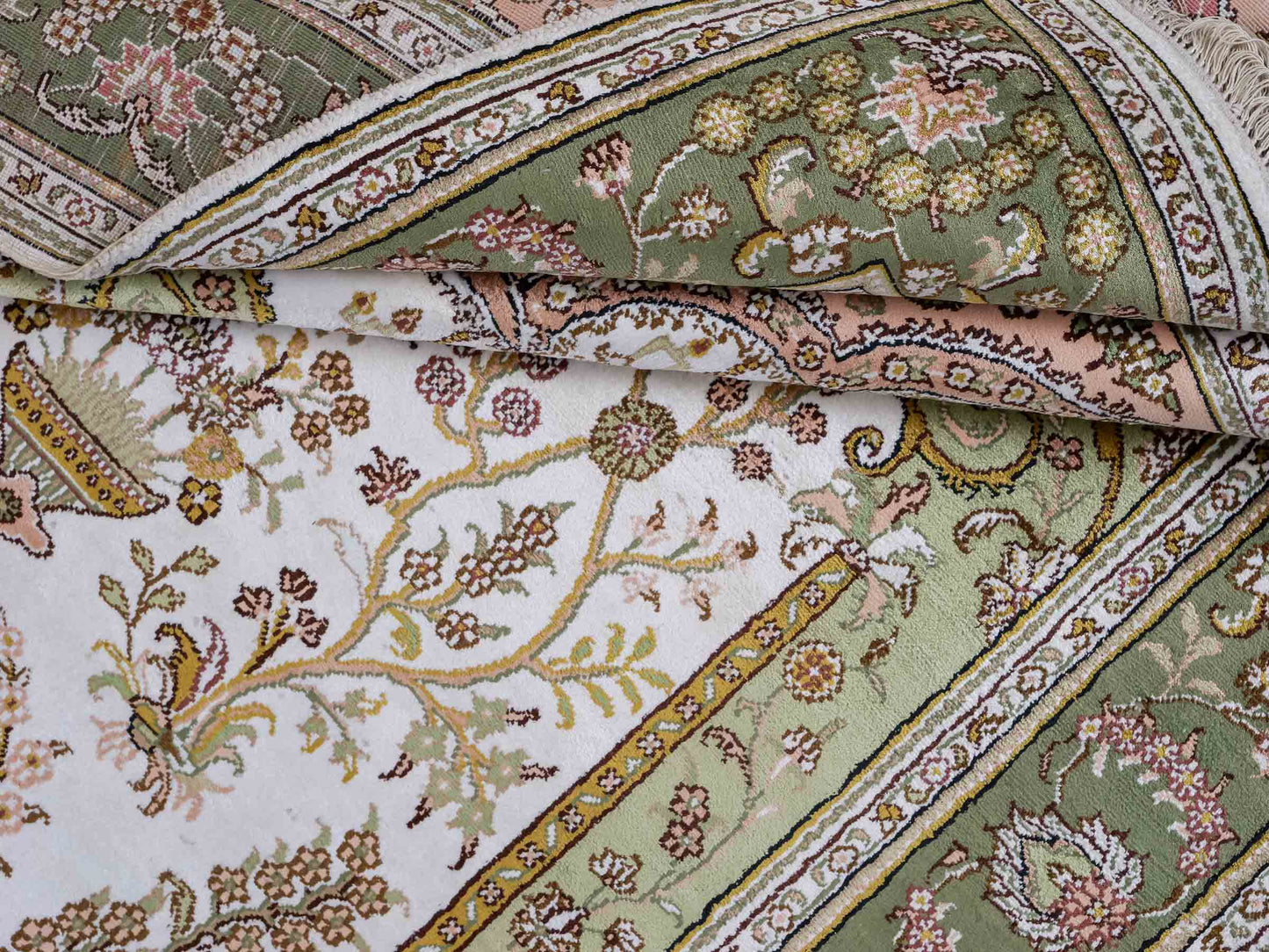 Feiner, handgeknüpfter, chinesischer Orientteppich mit Hereke Design aus Kunstseide, grün, creme, weiß. 181x123 cm. Verkauf durch Jupiter Intl.
