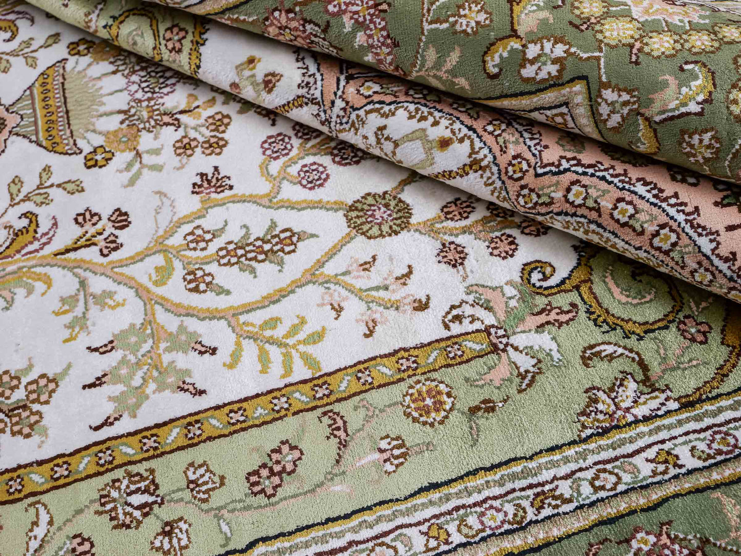 Feiner, handgeknüpfter, chinesischer Orientteppich mit Hereke Design aus Kunstseide, grün, creme, weiß. 181x123 cm. Verkauf durch Jupiter Intl.