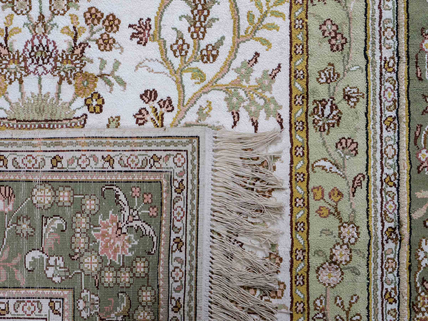 Feiner, handgeknüpfter, chinesischer Orientteppich mit Hereke Design aus Kunstseide, grün, creme, weiß. 181x123 cm. Verkauf durch Jupiter Intl.