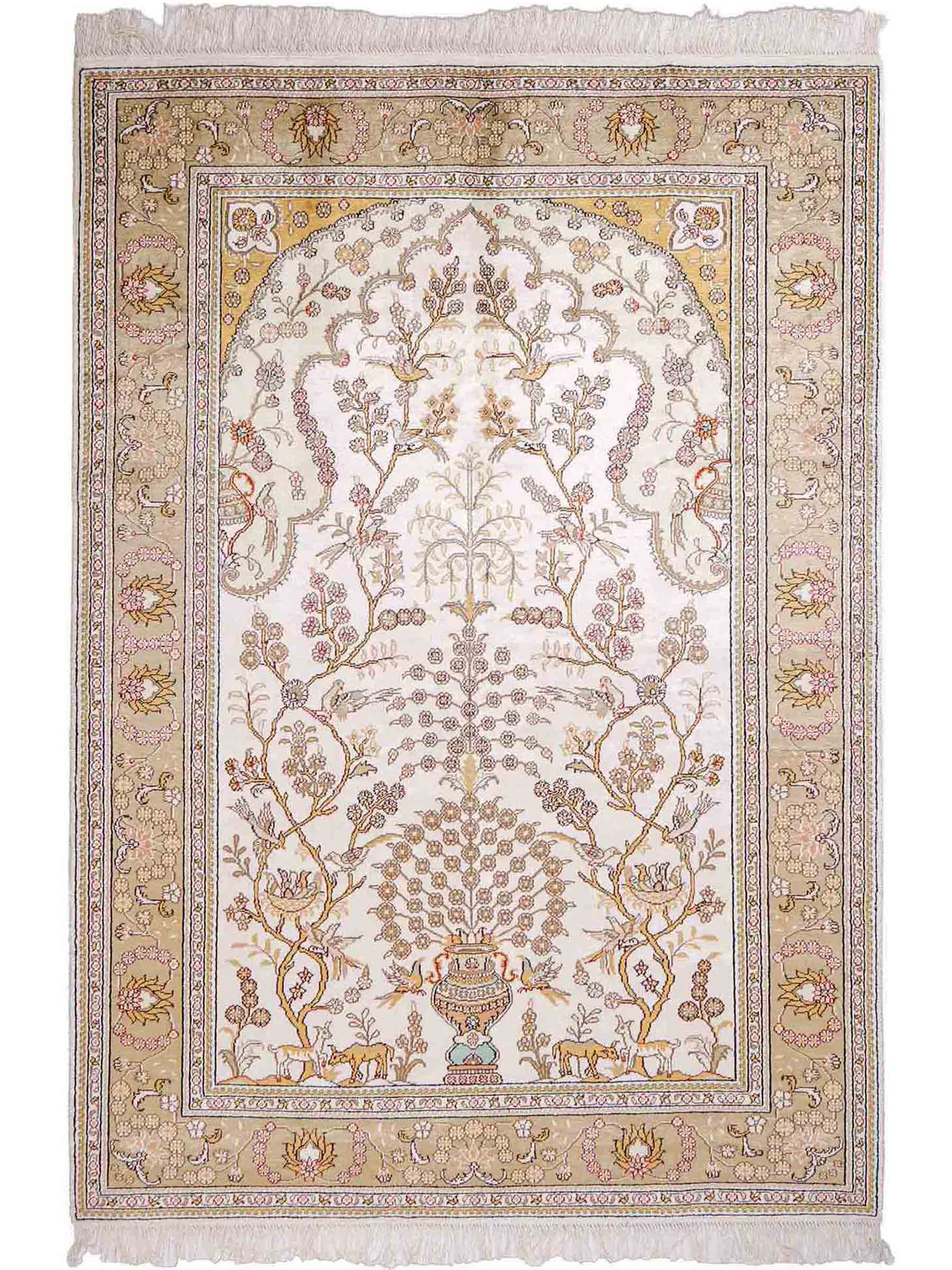 Feiner, handgeknüpfter, chinesischer Orientteppich mit Hereke Design aus Kunstseide, weiß, creme, gold, beige. 183x124 cm. Verkauf durch Jupiter Intl.
