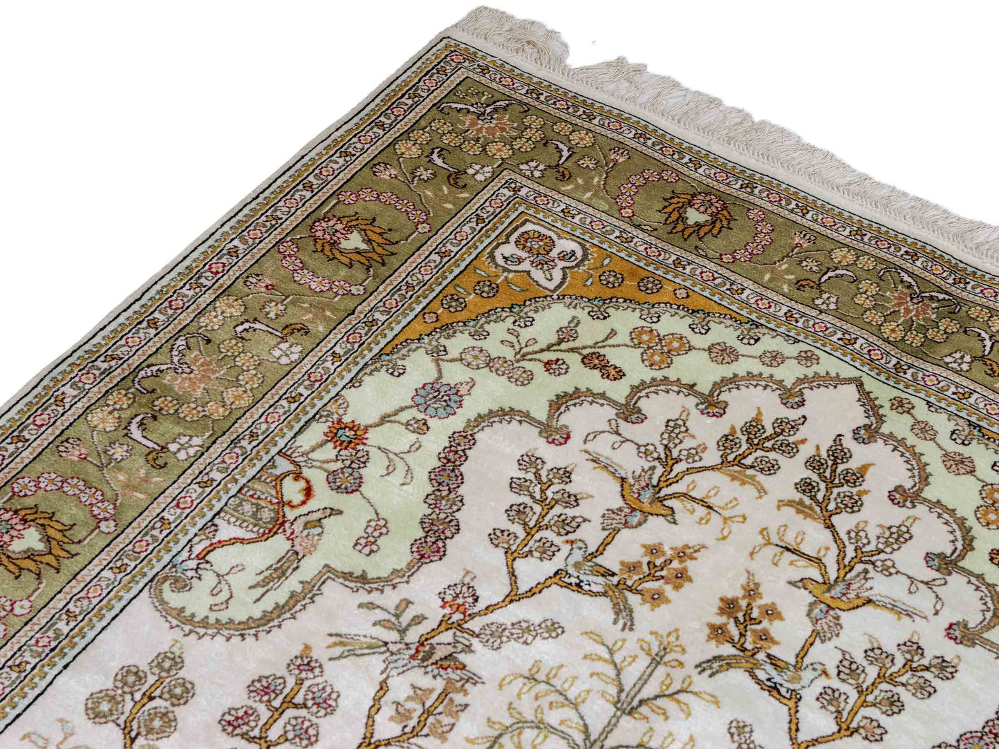 Feiner, handgeknüpfter, chinesischer Orientteppich mit Hereke Design aus Kunstseide, weiß, creme, gold, beige. 183x124 cm. Verkauf durch Jupiter Intl.