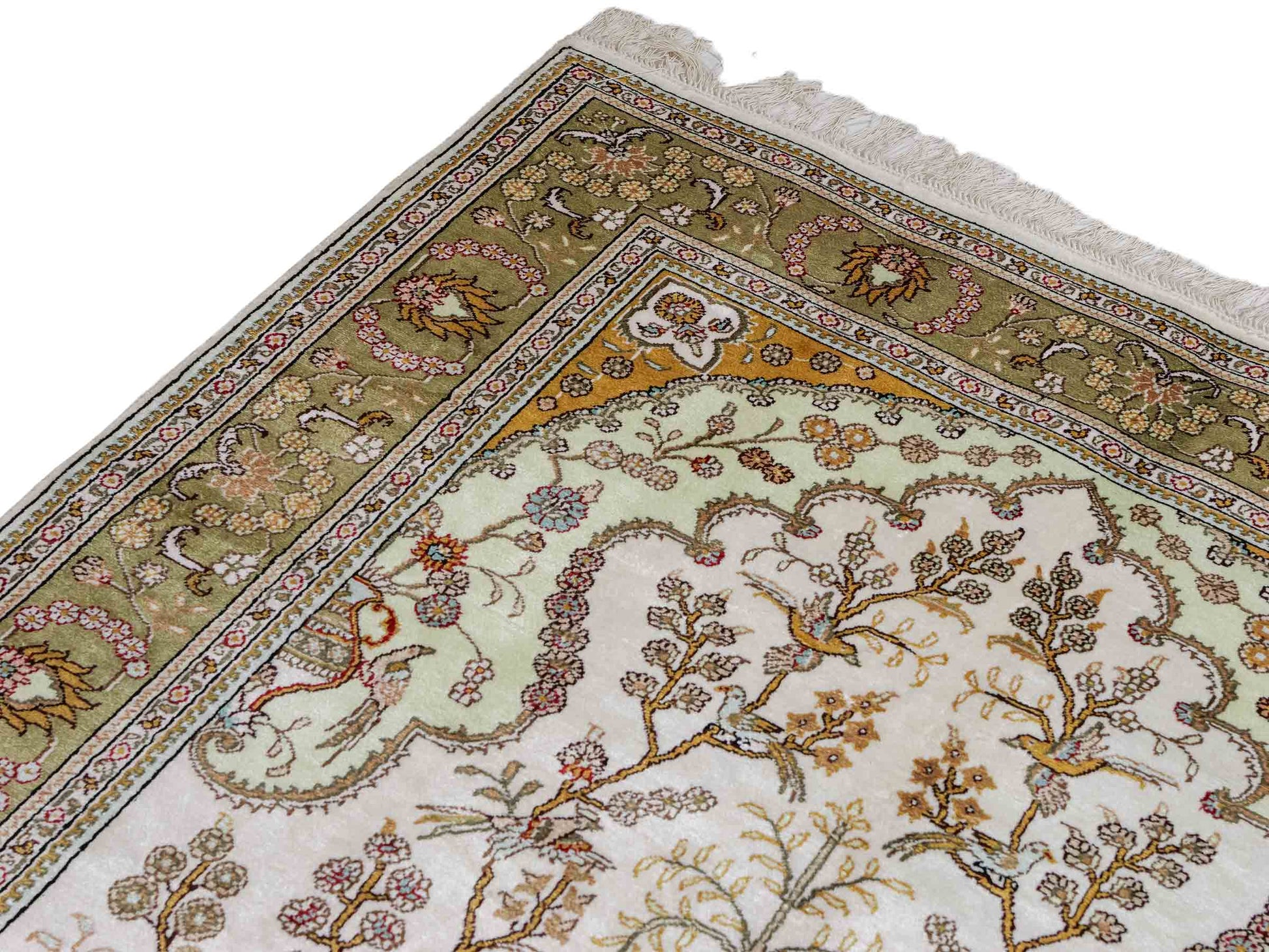 Feiner, handgeknüpfter, chinesischer Orientteppich mit Hereke Design aus Kunstseide, weiß, creme, gold, beige. 183x124 cm. Verkauf durch Jupiter Intl.