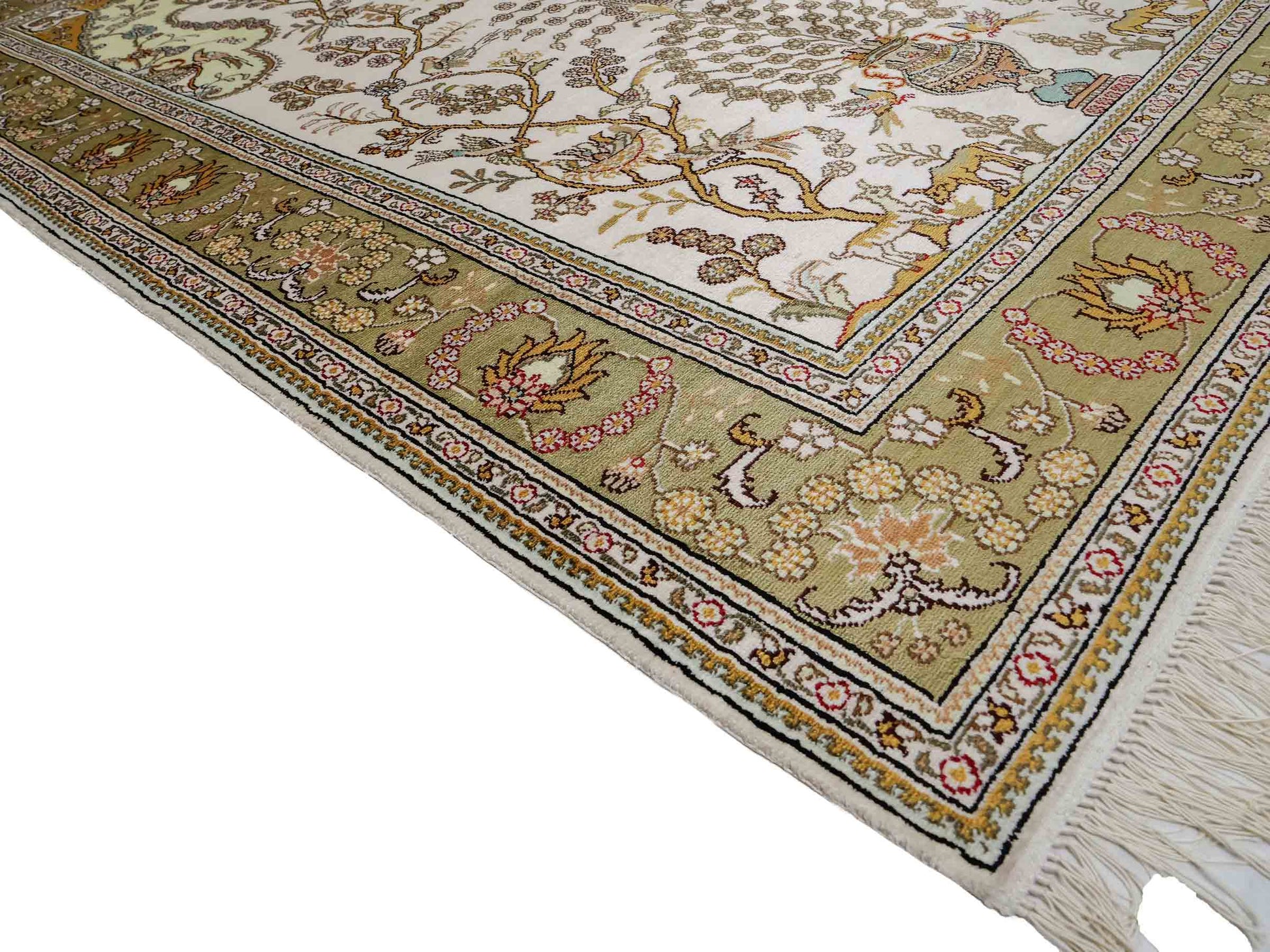 Feiner, handgeknüpfter, chinesischer Orientteppich mit Hereke Design aus Kunstseide, weiß, creme, gold, beige. 183x124 cm. Verkauf durch Jupiter Intl.