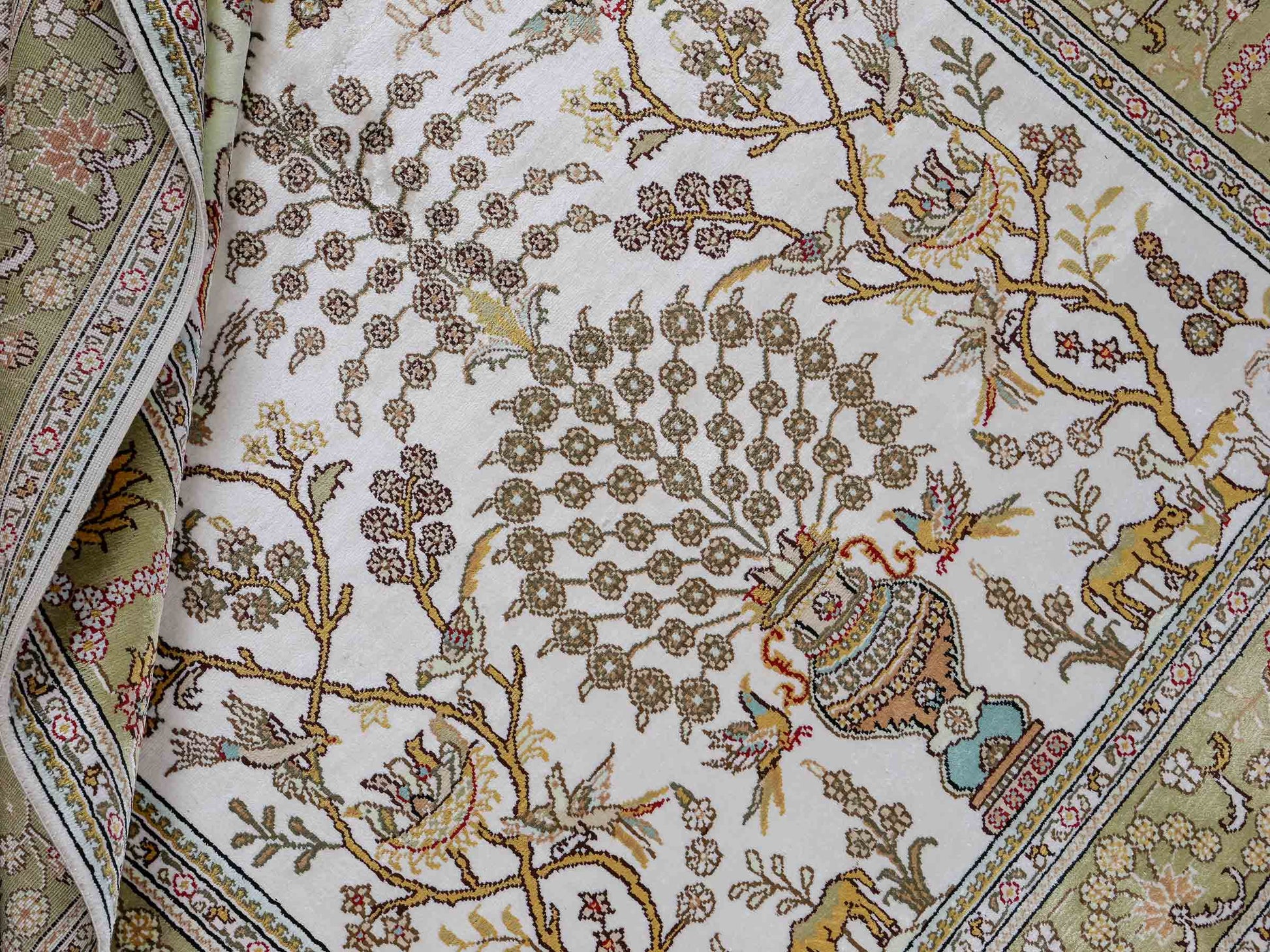 Feiner, handgeknüpfter, chinesischer Orientteppich mit Hereke Design aus Kunstseide, weiß, creme, gold, beige. 183x124 cm. Verkauf durch Jupiter Intl.