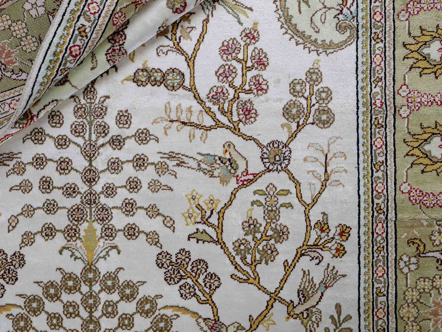 Feiner, handgeknüpfter, chinesischer Orientteppich mit Hereke Design aus Kunstseide, weiß, creme, gold, beige. 183x124 cm. Verkauf durch Jupiter Intl.