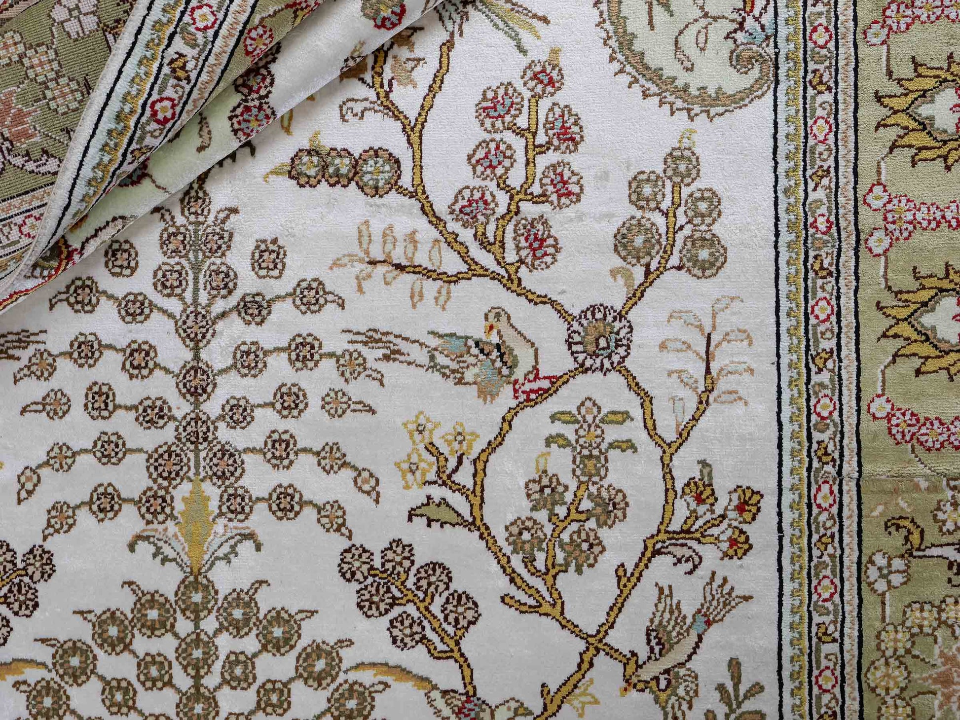 Feiner, handgeknüpfter, chinesischer Orientteppich mit Hereke Design aus Kunstseide, weiß, creme, gold, beige. 183x124 cm. Verkauf durch Jupiter Intl.
