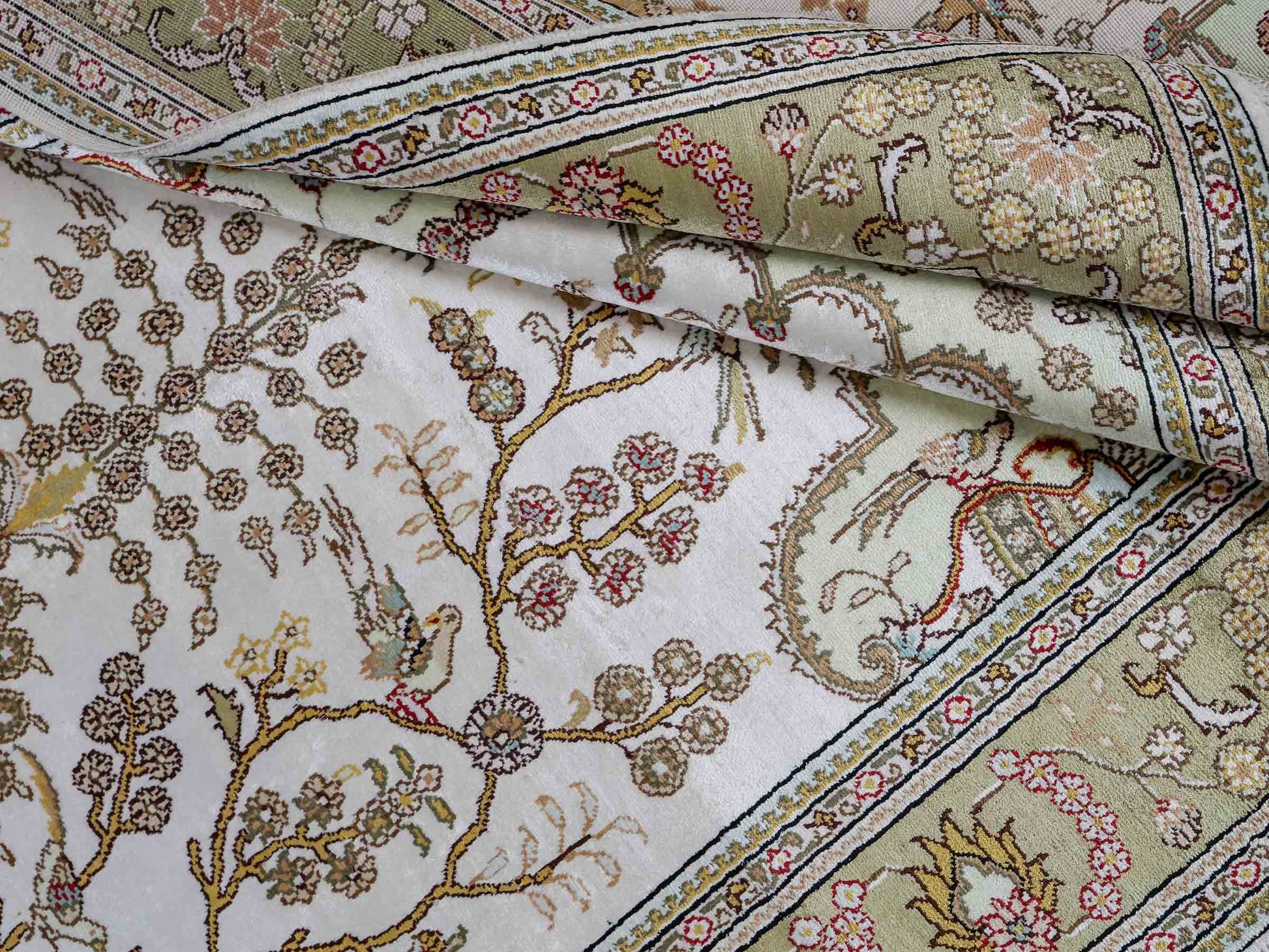Feiner, handgeknüpfter, chinesischer Orientteppich mit Hereke Design aus Kunstseide, weiß, creme, gold, beige. 183x124 cm. Verkauf durch Jupiter Intl.