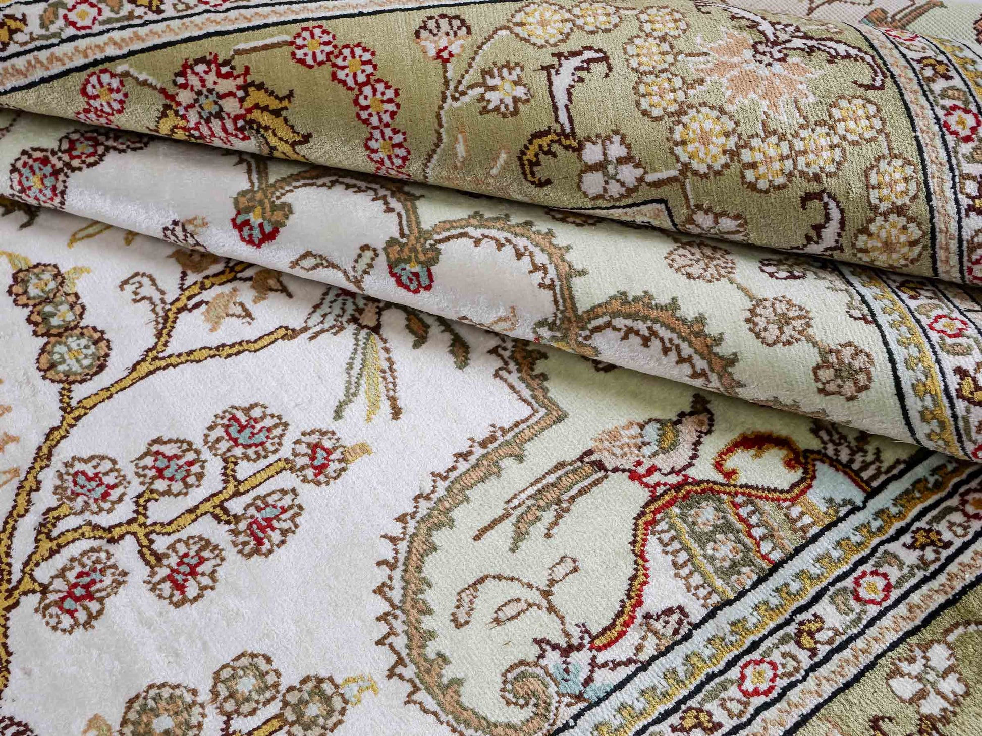 Feiner, handgeknüpfter, chinesischer Orientteppich mit Hereke Design aus Kunstseide, weiß, creme, gold, beige. 183x124 cm. Verkauf durch Jupiter Intl.