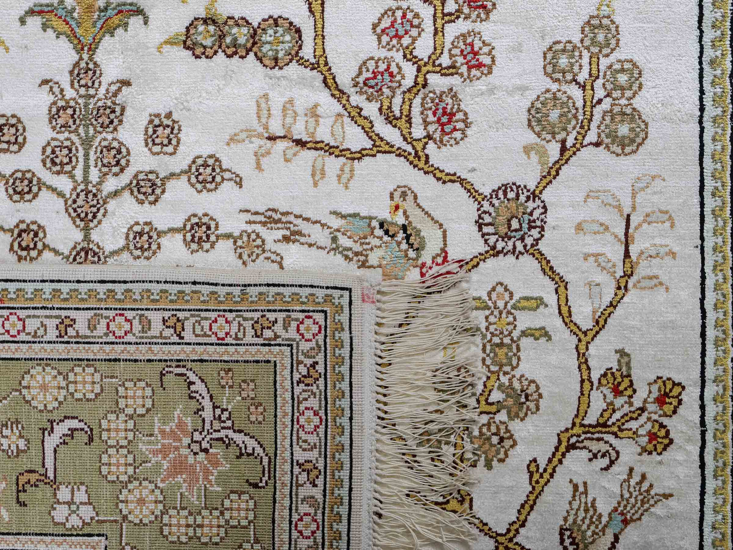 Feiner, handgeknüpfter, chinesischer Orientteppich mit Hereke Design aus Kunstseide, weiß, creme, gold, beige. 183x124 cm. Verkauf durch Jupiter Intl.