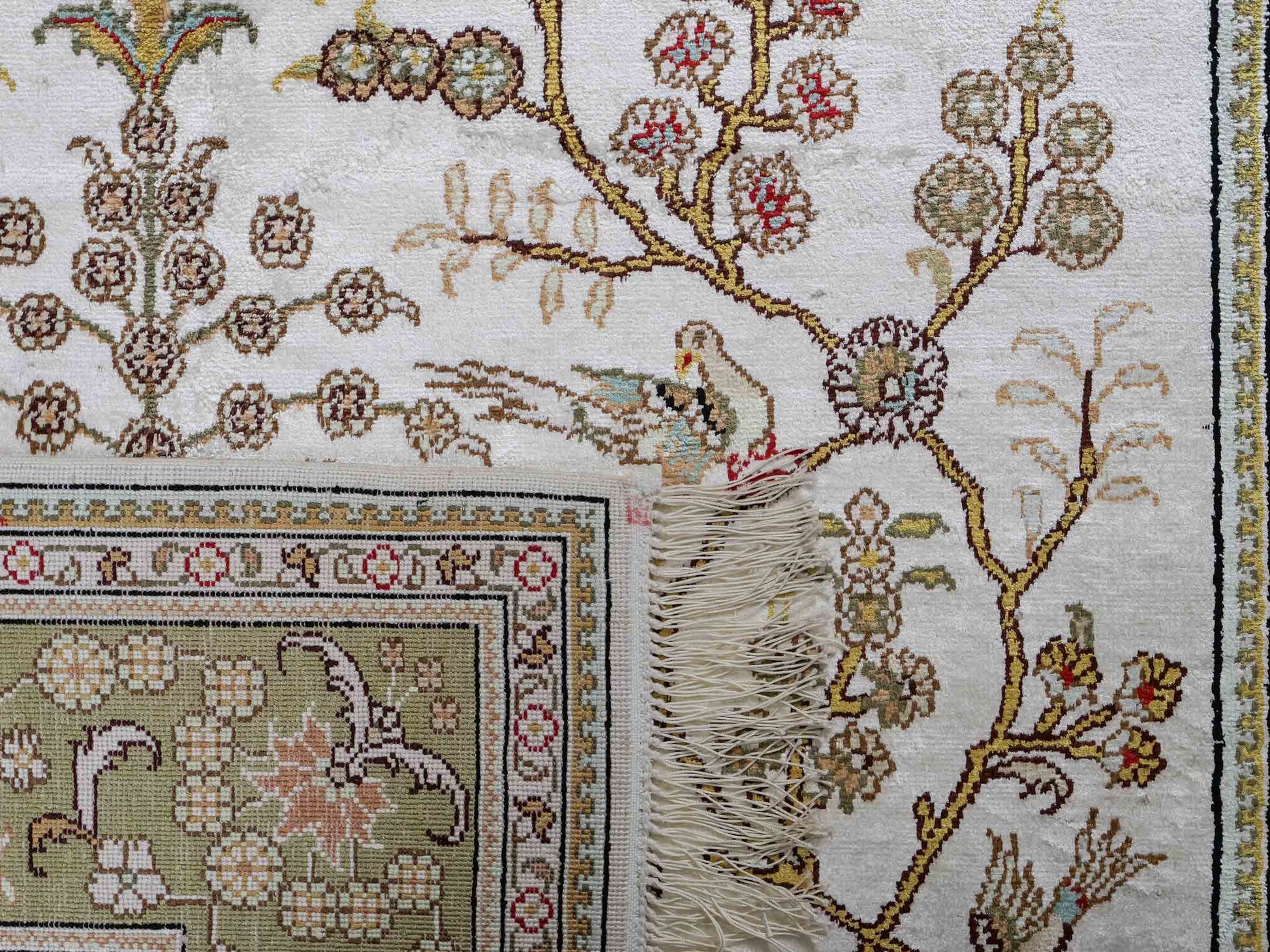 Feiner, handgeknüpfter, chinesischer Orientteppich mit Hereke Design aus Kunstseide, weiß, creme, gold, beige. 183x124 cm. Verkauf durch Jupiter Intl.