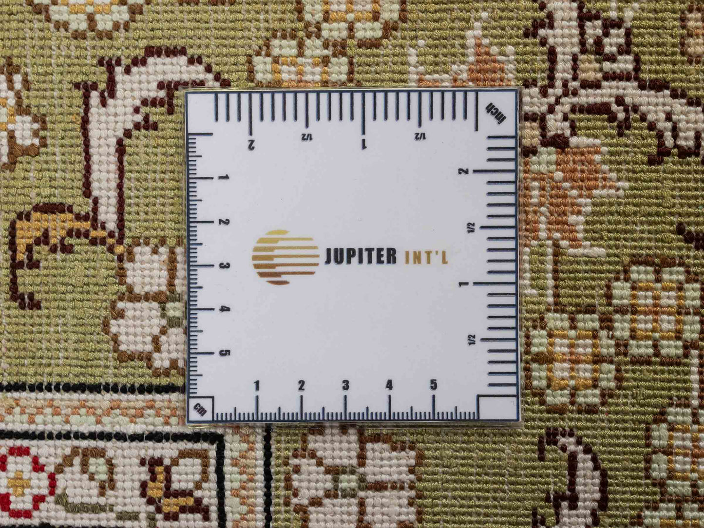 Feiner, handgeknüpfter, chinesischer Orientteppich mit Hereke Design aus Kunstseide, weiß, creme, gold, beige. 183x124 cm. Verkauf durch Jupiter Intl.