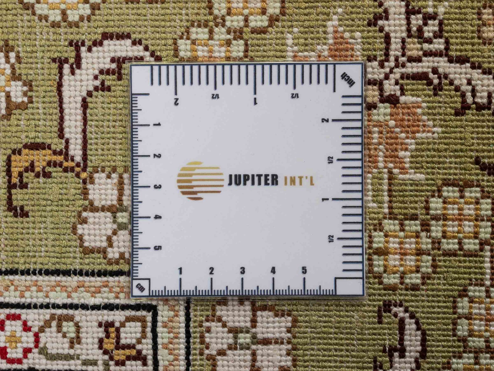 Feiner, handgeknüpfter, chinesischer Orientteppich mit Hereke Design aus Kunstseide, weiß, creme, gold, beige. 183x124 cm. Verkauf durch Jupiter Intl.
