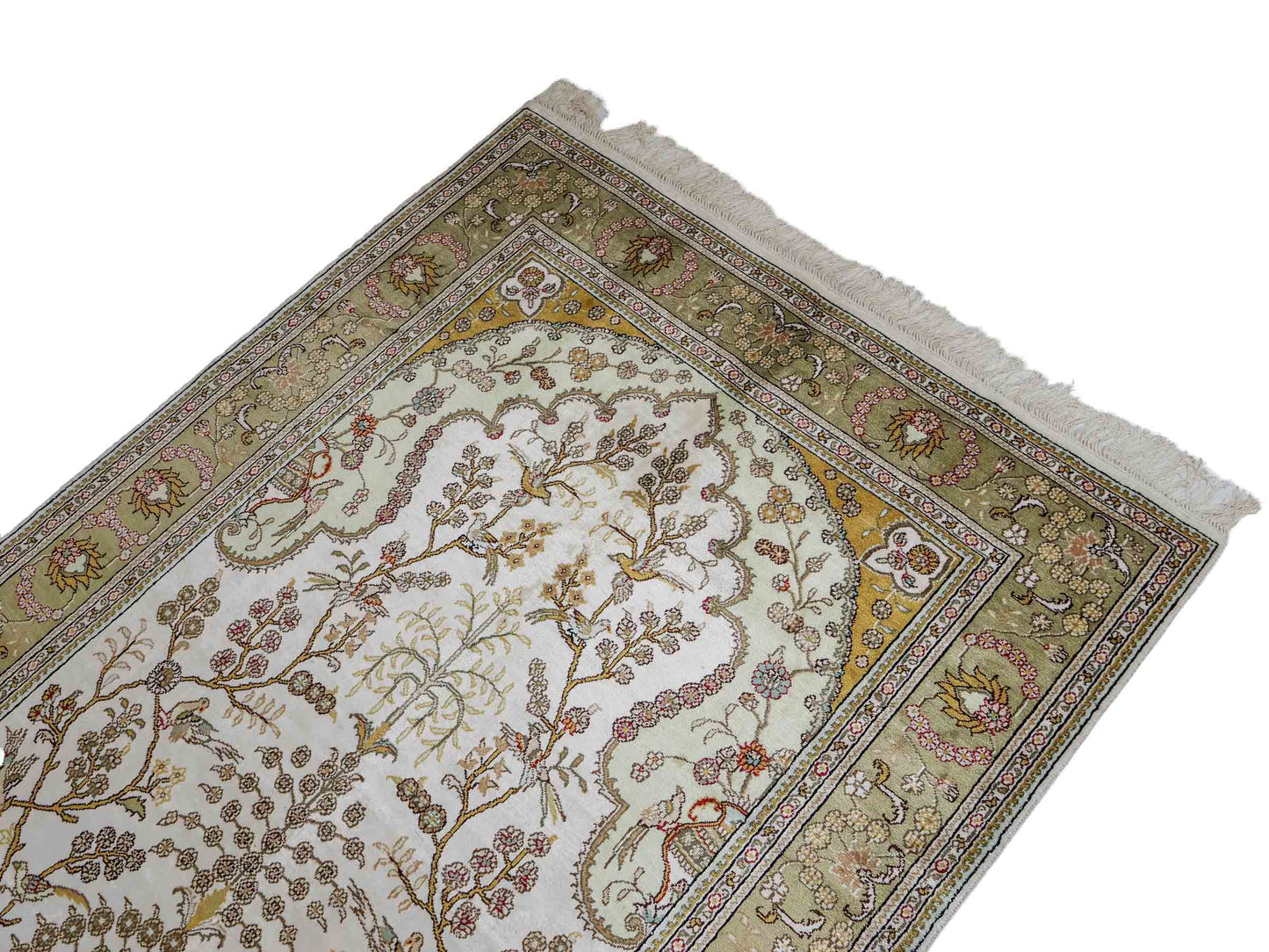 Feiner, handgeknüpfter, chinesischer Orientteppich mit Hereke Design aus Kunstseide, weiß, creme, gold, beige. 183x124 cm. Verkauf durch Jupiter Intl.