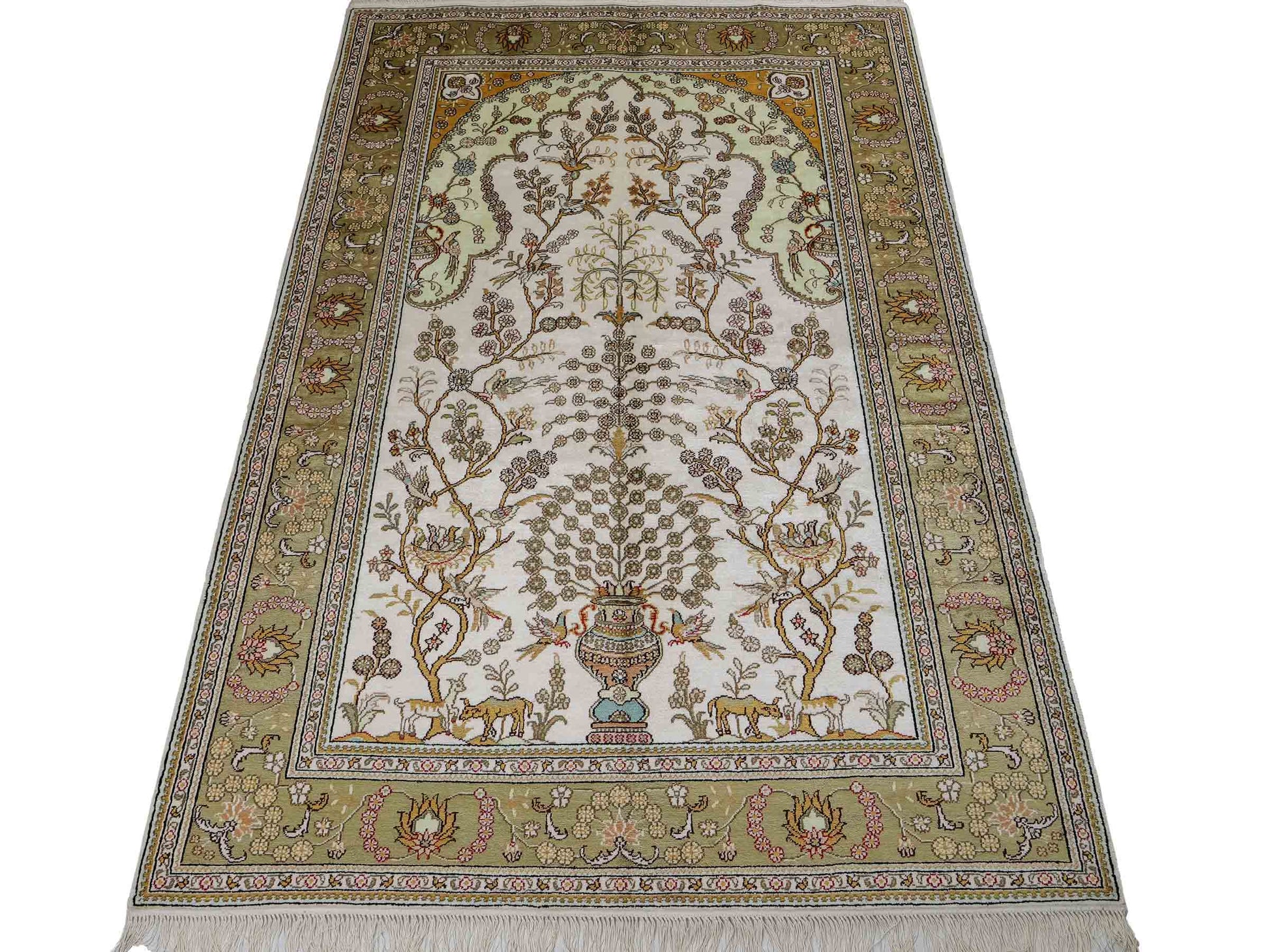 Feiner, handgeknüpfter, chinesischer Orientteppich mit Hereke Design aus Kunstseide, weiß, creme, gold, beige. 183x124 cm. Verkauf durch Jupiter Intl.