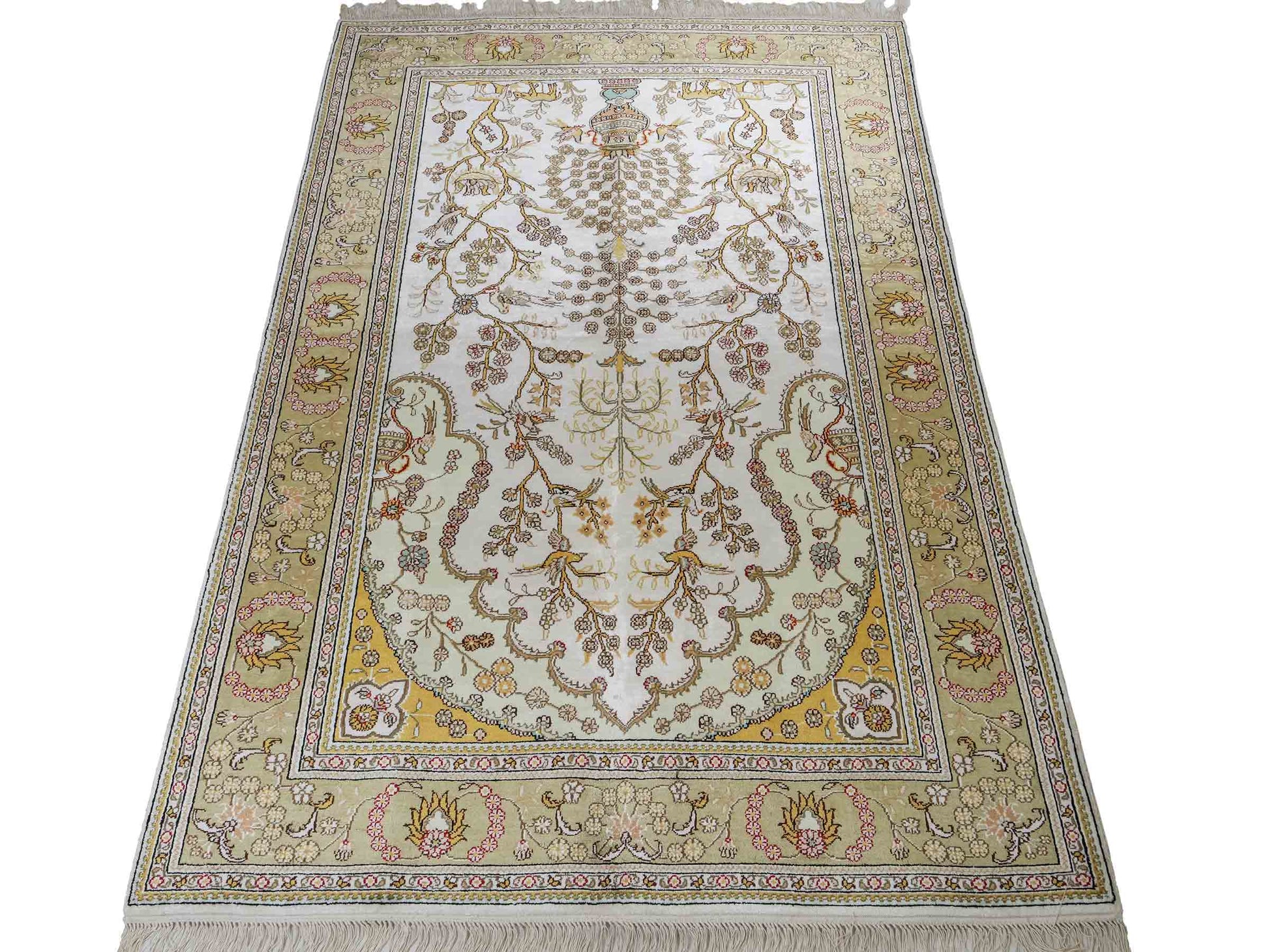 Feiner, handgeknüpfter, chinesischer Orientteppich mit Hereke Design aus Kunstseide, weiß, creme, gold, beige. 183x124 cm. Verkauf durch Jupiter Intl.