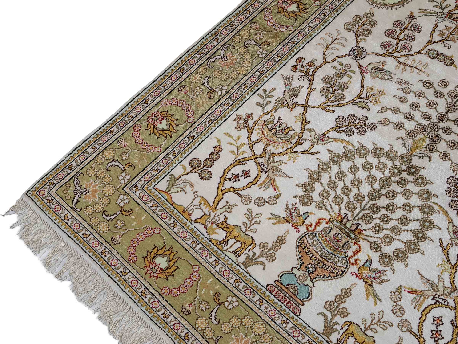 Feiner, handgeknüpfter, chinesischer Orientteppich mit Hereke Design aus Kunstseide, weiß, creme, gold, beige. 183x124 cm. Verkauf durch Jupiter Intl.