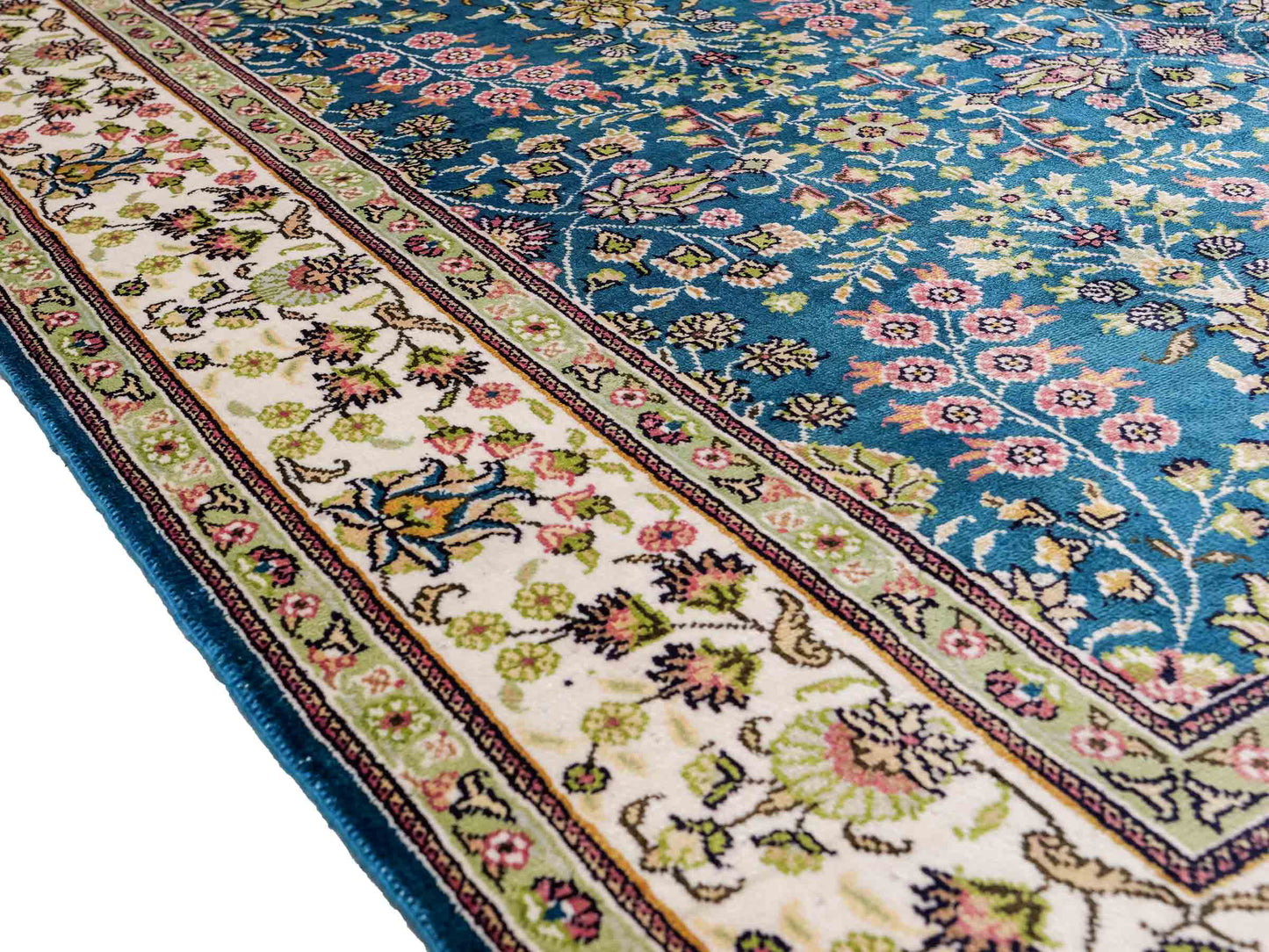 Feiner, handgeknüpfter, chinesischer Orientteppich mit Hereke Design aus Kunstseide, blau, creme, weiß. 242x155 cm. Verkauf durch Jupiter Intl.