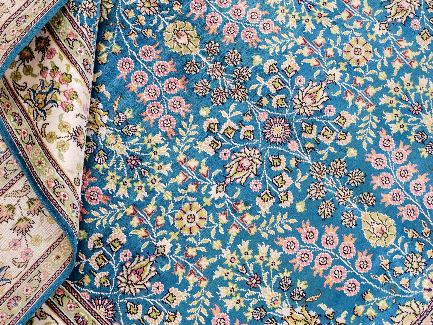Feiner, handgeknüpfter, chinesischer Orientteppich mit Hereke Design aus Kunstseide, blau, creme, weiß. 242x155 cm. Verkauf durch Jupiter Intl.