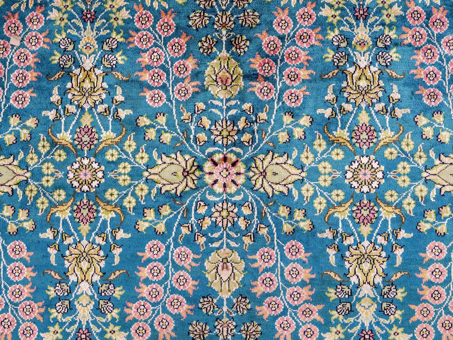 Feiner, handgeknüpfter, chinesischer Orientteppich mit Hereke Design aus Kunstseide, blau, creme, weiß. 242x155 cm. Verkauf durch Jupiter Intl.