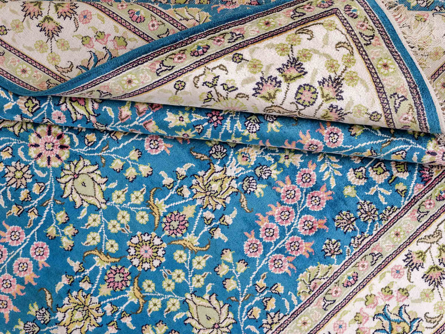 Feiner, handgeknüpfter, chinesischer Orientteppich mit Hereke Design aus Kunstseide, blau, creme, weiß. 242x155 cm. Verkauf durch Jupiter Intl.