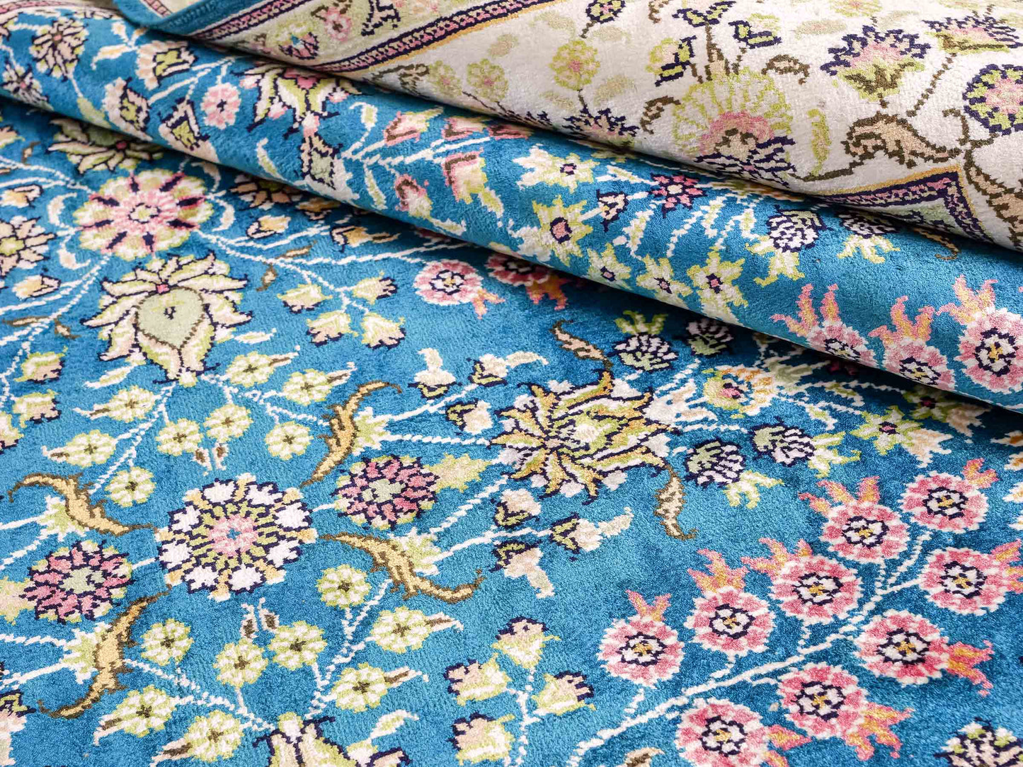 Feiner, handgeknüpfter, chinesischer Orientteppich mit Hereke Design aus Kunstseide, blau, creme, weiß. 242x155 cm. Verkauf durch Jupiter Intl.