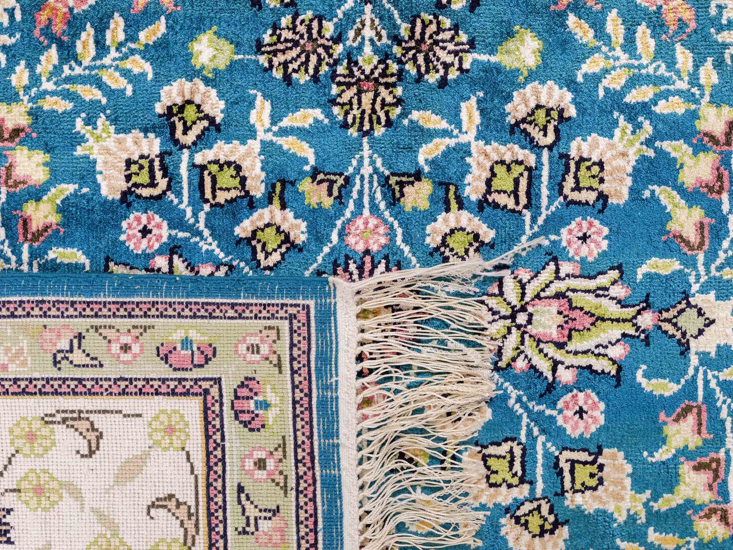 Feiner, handgeknüpfter, chinesischer Orientteppich mit Hereke Design aus Kunstseide, blau, creme, weiß. 242x155 cm. Verkauf durch Jupiter Intl.