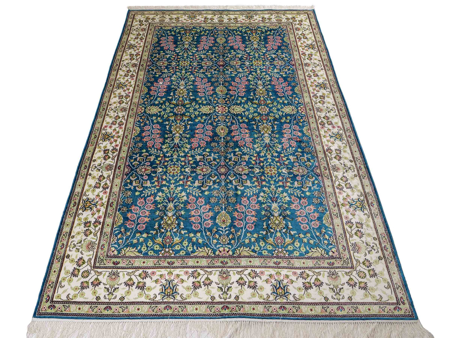Feiner, handgeknüpfter, chinesischer Orientteppich mit Hereke Design aus Kunstseide, blau, creme, weiß. 242x155 cm. Verkauf durch Jupiter Intl.