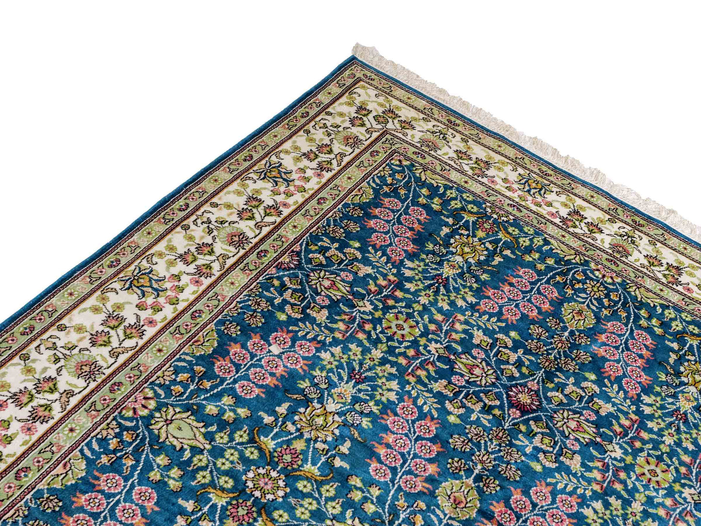 Feiner, handgeknüpfter, chinesischer Orientteppich mit Hereke Design aus Kunstseide, blau, creme, weiß. 242x155 cm. Verkauf durch Jupiter Intl.