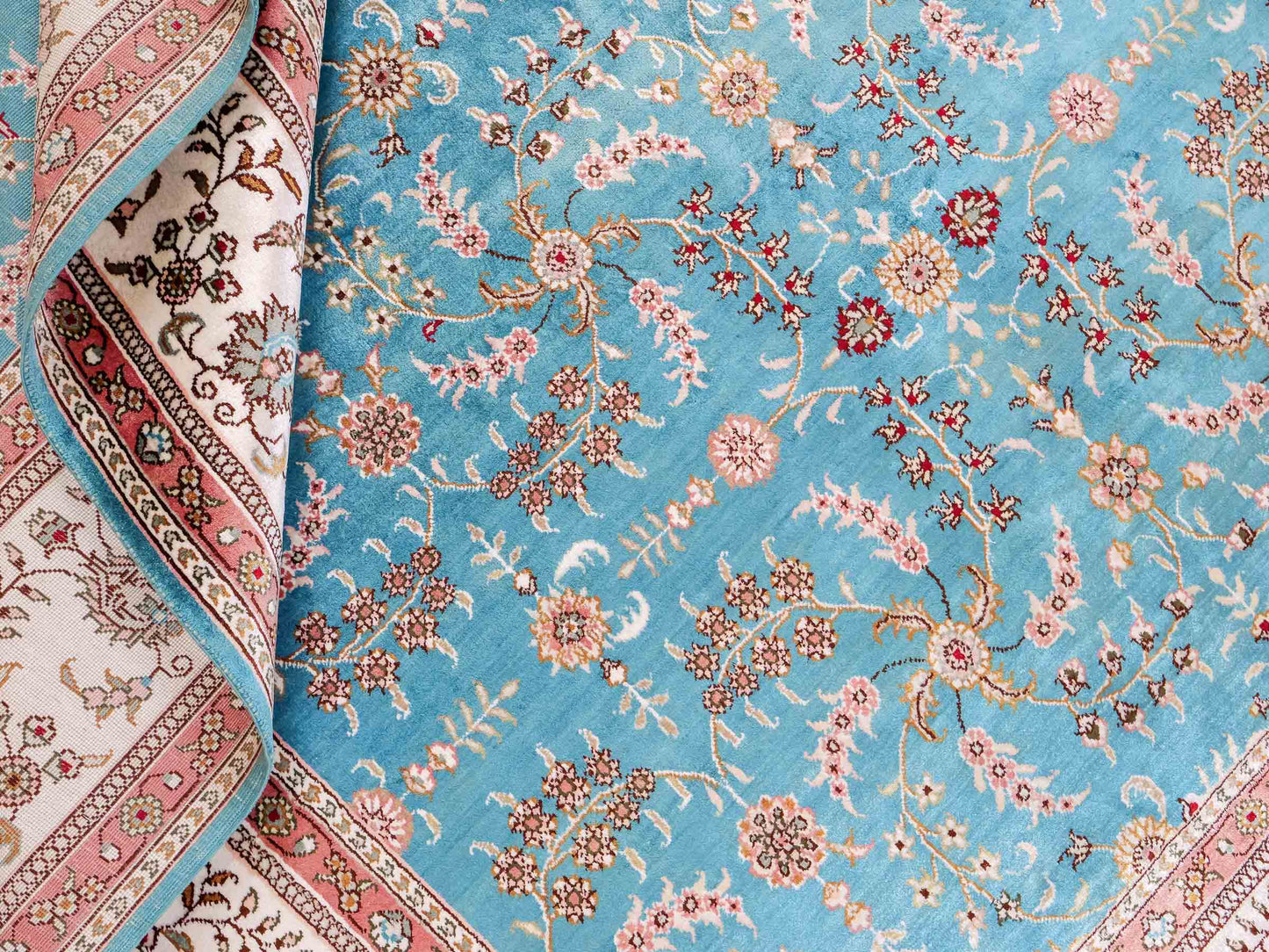 Feiner, handgeknüpfter, chinesischer Orientteppich mit Hereke Design aus Kunstseide, blau, weiß. 263x180 cm. Verkauf durch Jupiter Intl.