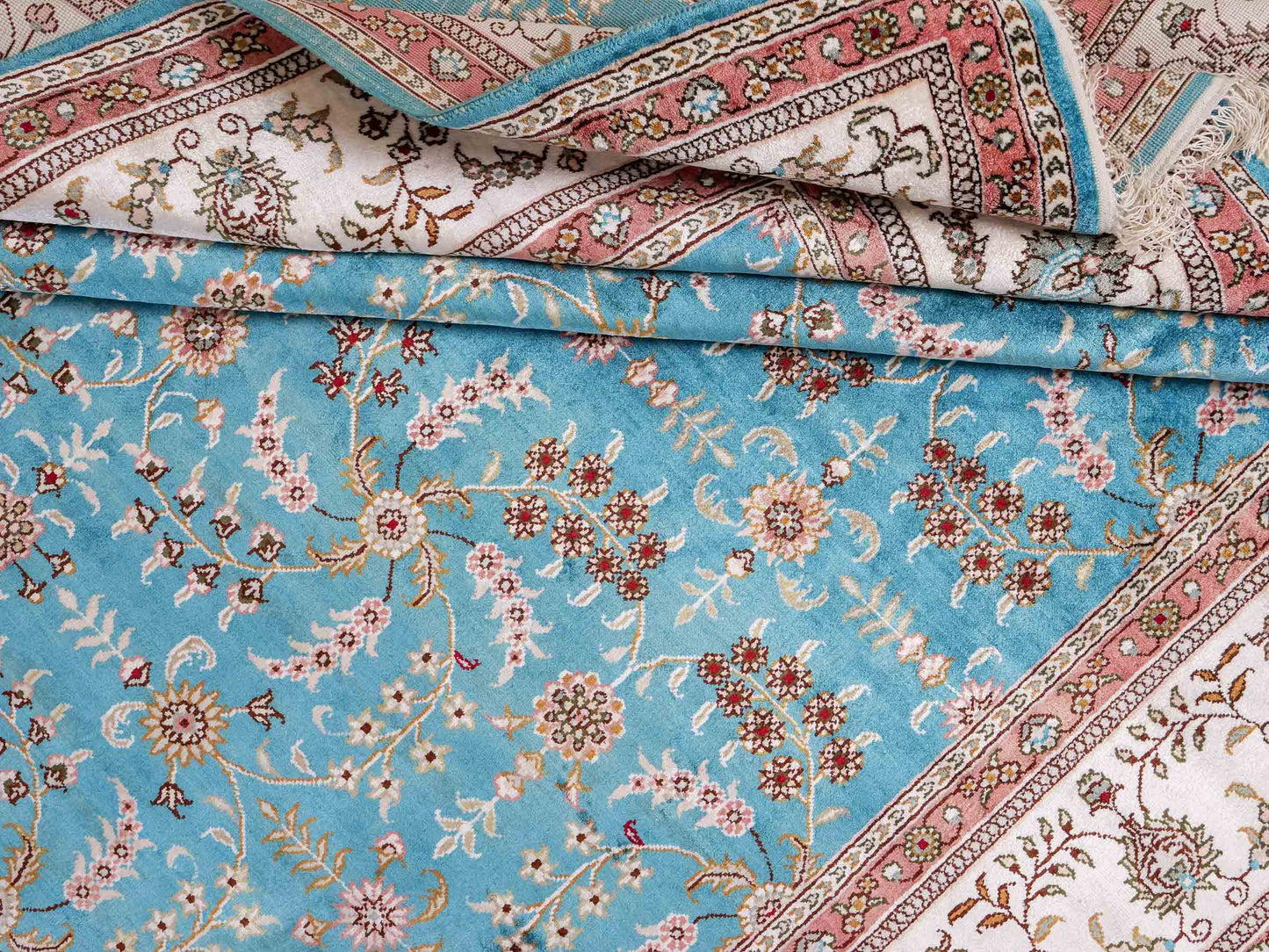 Feiner, handgeknüpfter, chinesischer Orientteppich mit Hereke Design aus Kunstseide, blau, weiß. 263x180 cm. Verkauf durch Jupiter Intl.