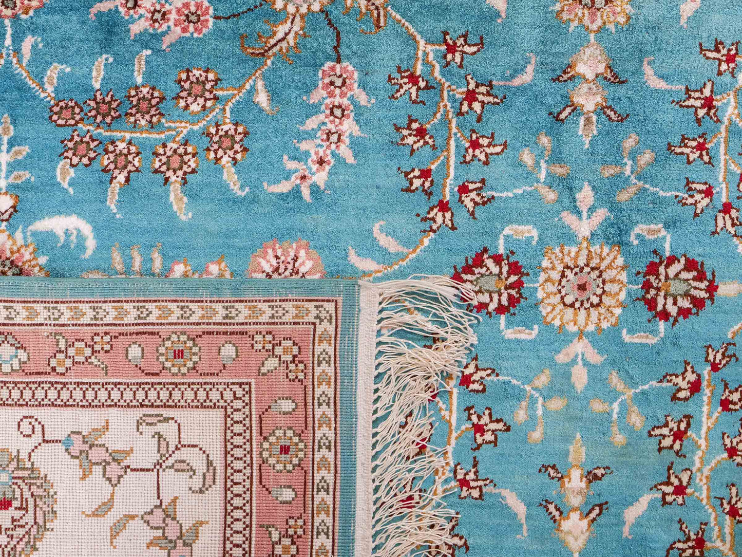 Feiner, handgeknüpfter, chinesischer Orientteppich mit Hereke Design aus Kunstseide, blau, weiß. 263x180 cm. Verkauf durch Jupiter Intl.