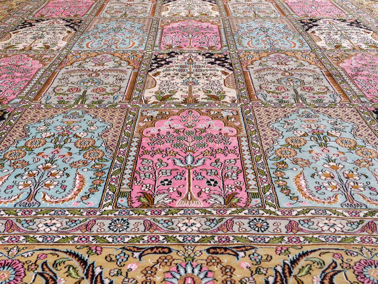Feiner, handgeknüpfter Art Hereke aus Kunstseide. Ursprung China. Größe: 361 x 276 cm. Hauptfarben: Schwarz, Rosa, Blau. Vertrieb durch JUPITER Intl.