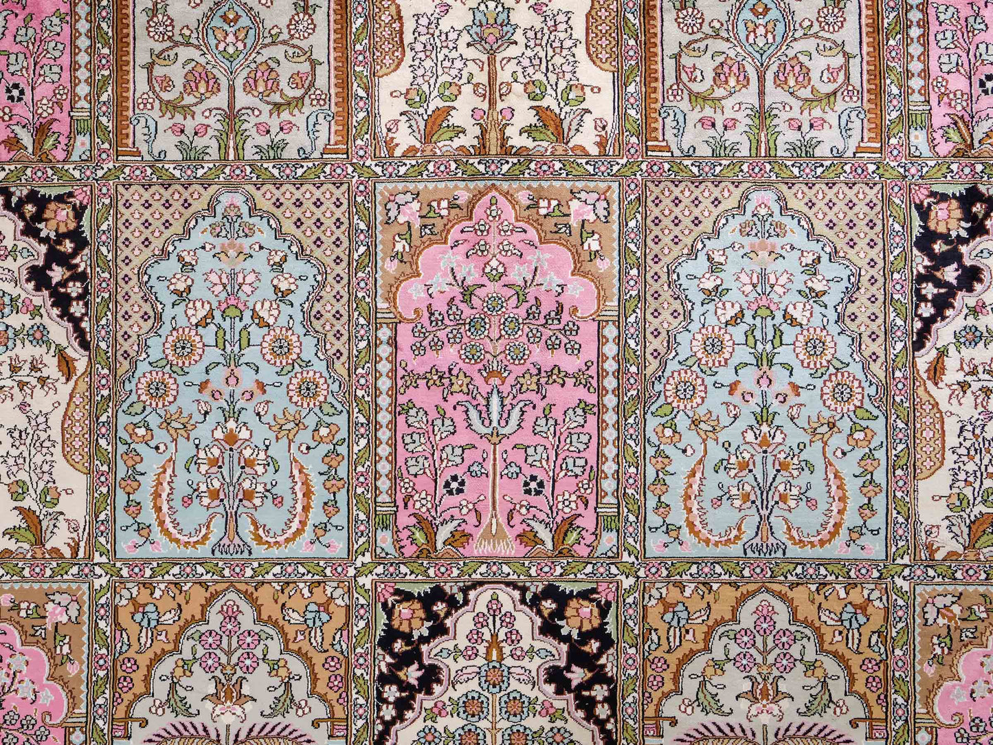 Feiner, handgeknüpfter Art Hereke aus Kunstseide. Ursprung China. Größe: 361 x 276 cm. Hauptfarben: Schwarz, Rosa, Blau. Vertrieb durch JUPITER Intl.