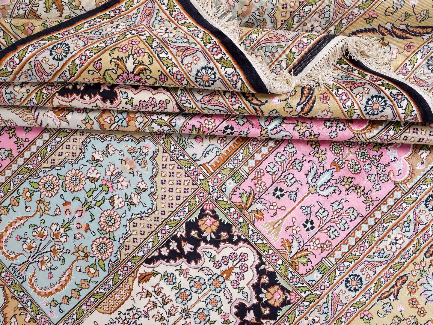 Feiner, handgeknüpfter Art Hereke aus Kunstseide. Ursprung China. Größe: 361 x 276 cm. Hauptfarben: Schwarz, Rosa, Blau. Vertrieb durch JUPITER Intl.
