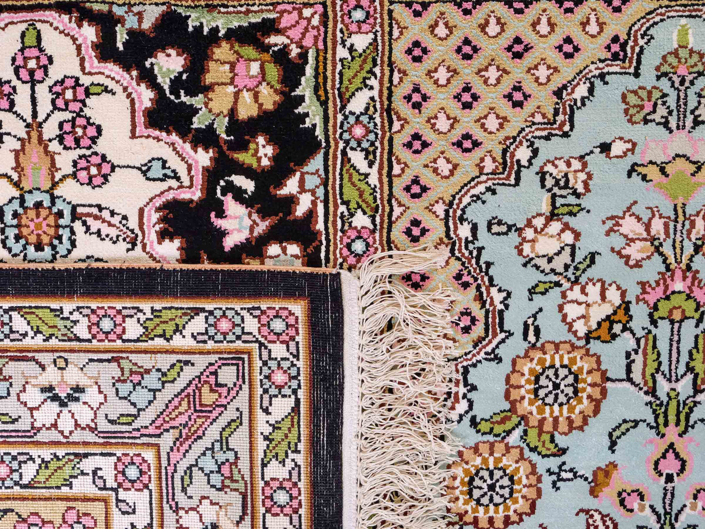 Feiner, handgeknüpfter Art Hereke aus Kunstseide. Ursprung China. Größe: 361 x 276 cm. Hauptfarben: Schwarz, Rosa, Blau. Vertrieb durch JUPITER Intl.