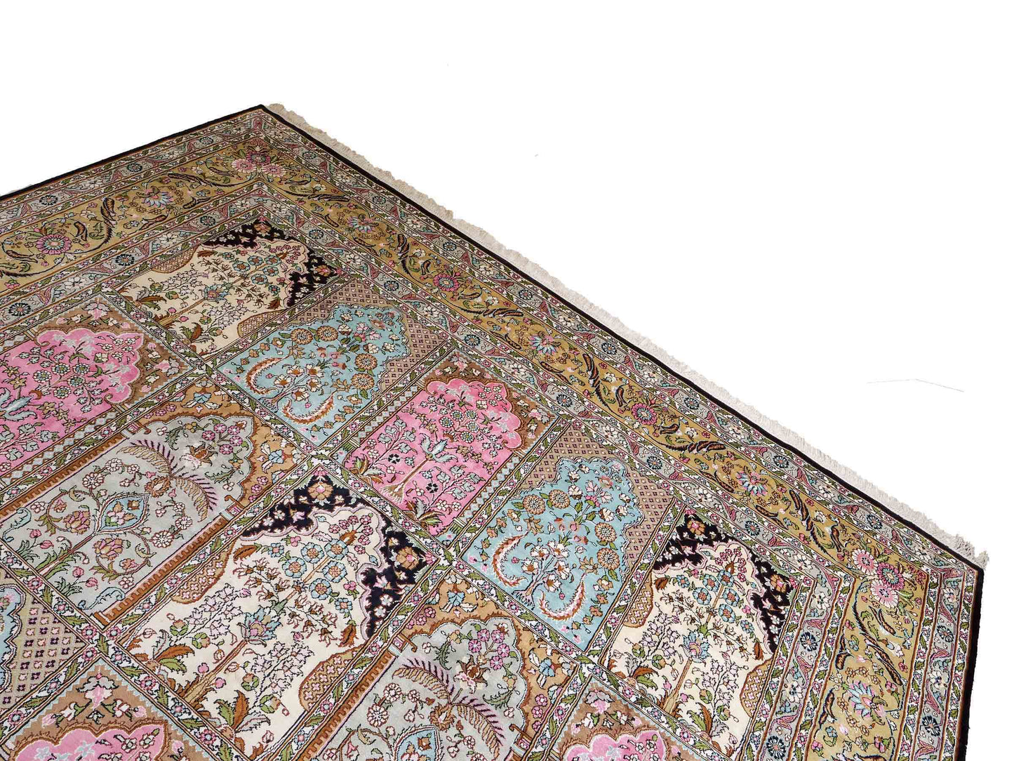Feiner, handgeknüpfter Art Hereke aus Kunstseide. Ursprung China. Größe: 361 x 276 cm. Hauptfarben: Schwarz, Rosa, Blau. Vertrieb durch JUPITER Intl.