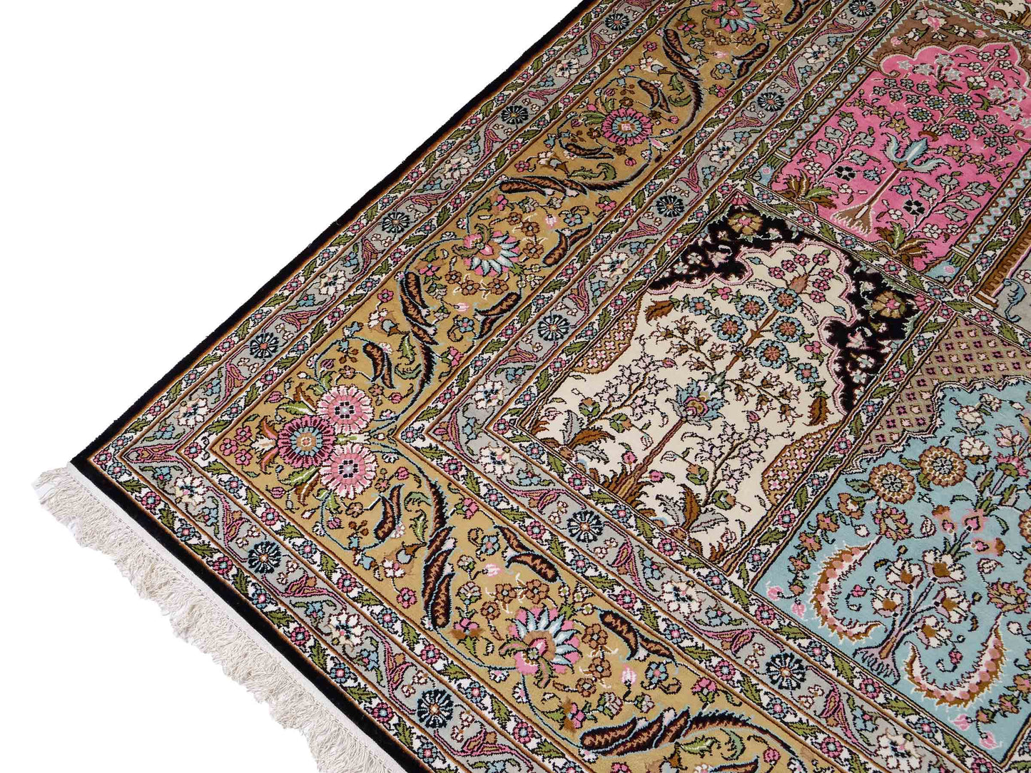 Feiner, handgeknüpfter Art Hereke aus Kunstseide. Ursprung China. Größe: 361 x 276 cm. Hauptfarben: Schwarz, Rosa, Blau. Vertrieb durch JUPITER Intl.