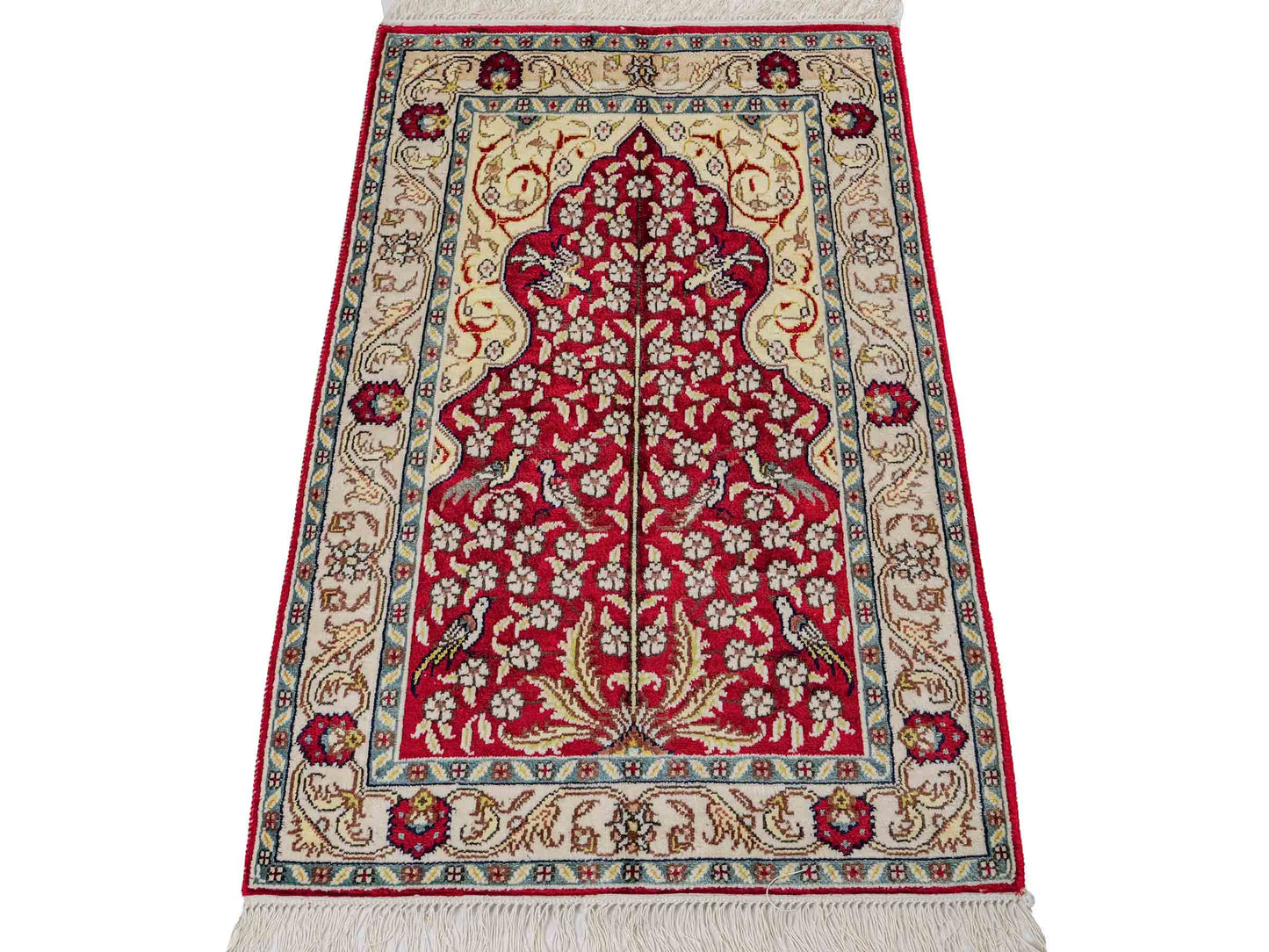 Feiner, handgeknüpfter, chinesischer Orientteppich mit Hereke Design aus Kunstseide, rot, creme, blau. 86x58 cm. Verkauf durch Jupiter Intl.