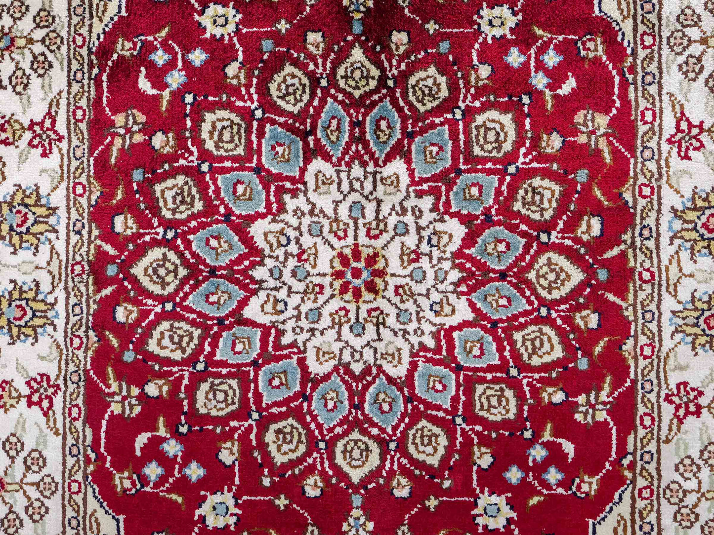 Feiner, handgeknüpfter, chinesischer Orientteppich mit Hereke Design aus Kunstseide, rot, creme, blau. 87x56 cm. Verkauf durch Jupiter Intl.