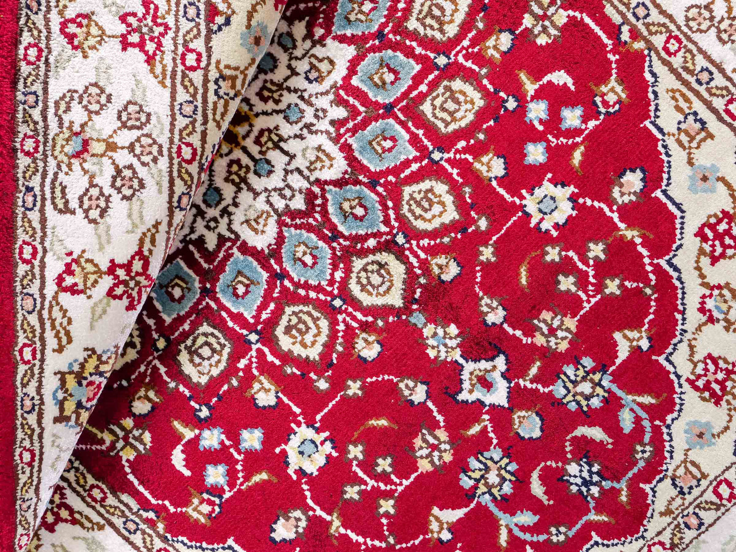 Feiner, handgeknüpfter, chinesischer Orientteppich mit Hereke Design aus Kunstseide, rot, creme, blau. 87x56 cm. Verkauf durch Jupiter Intl.