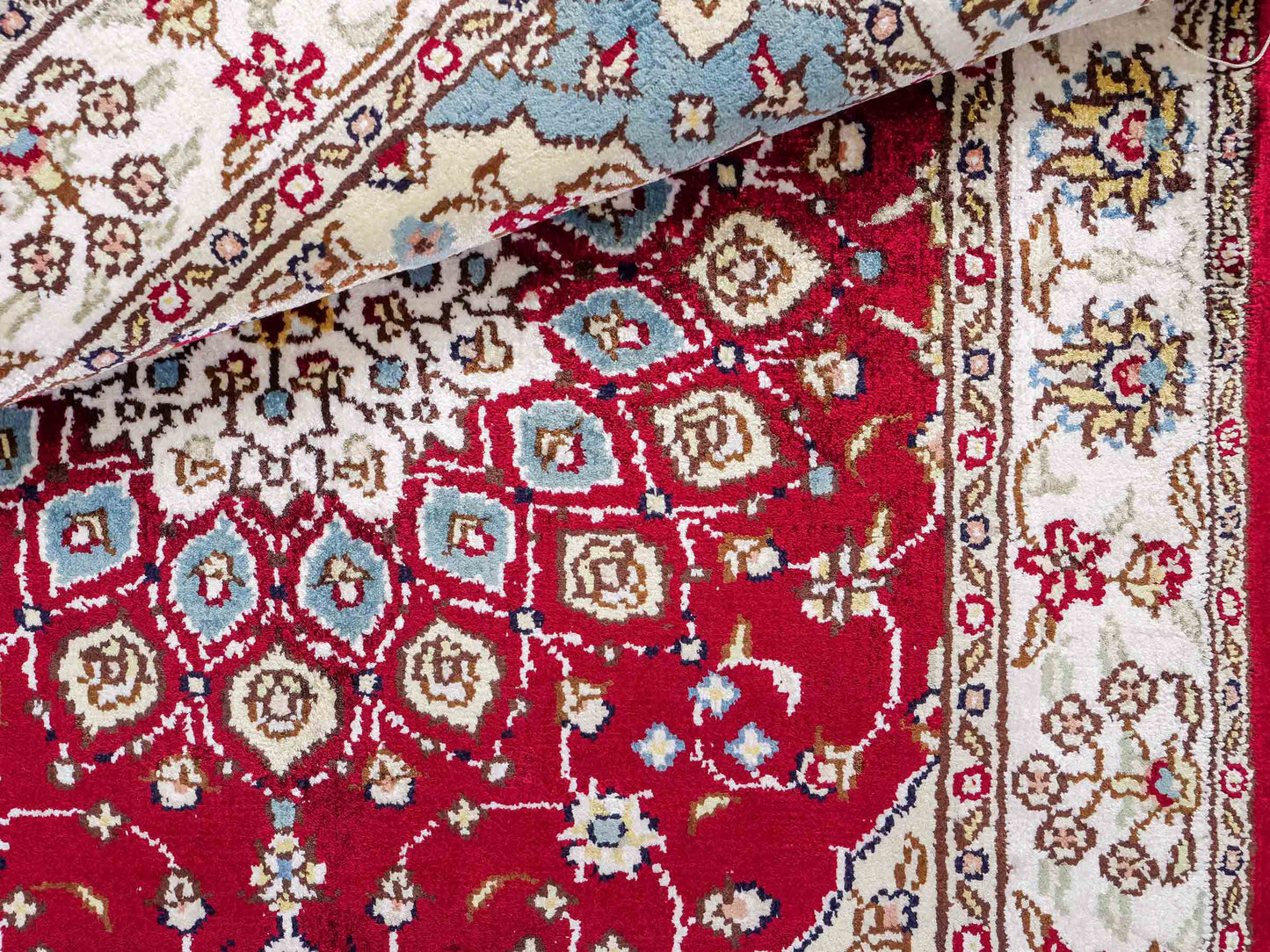 Feiner, handgeknüpfter, chinesischer Orientteppich mit Hereke Design aus Kunstseide, rot, creme, blau. 87x56 cm. Verkauf durch Jupiter Intl.