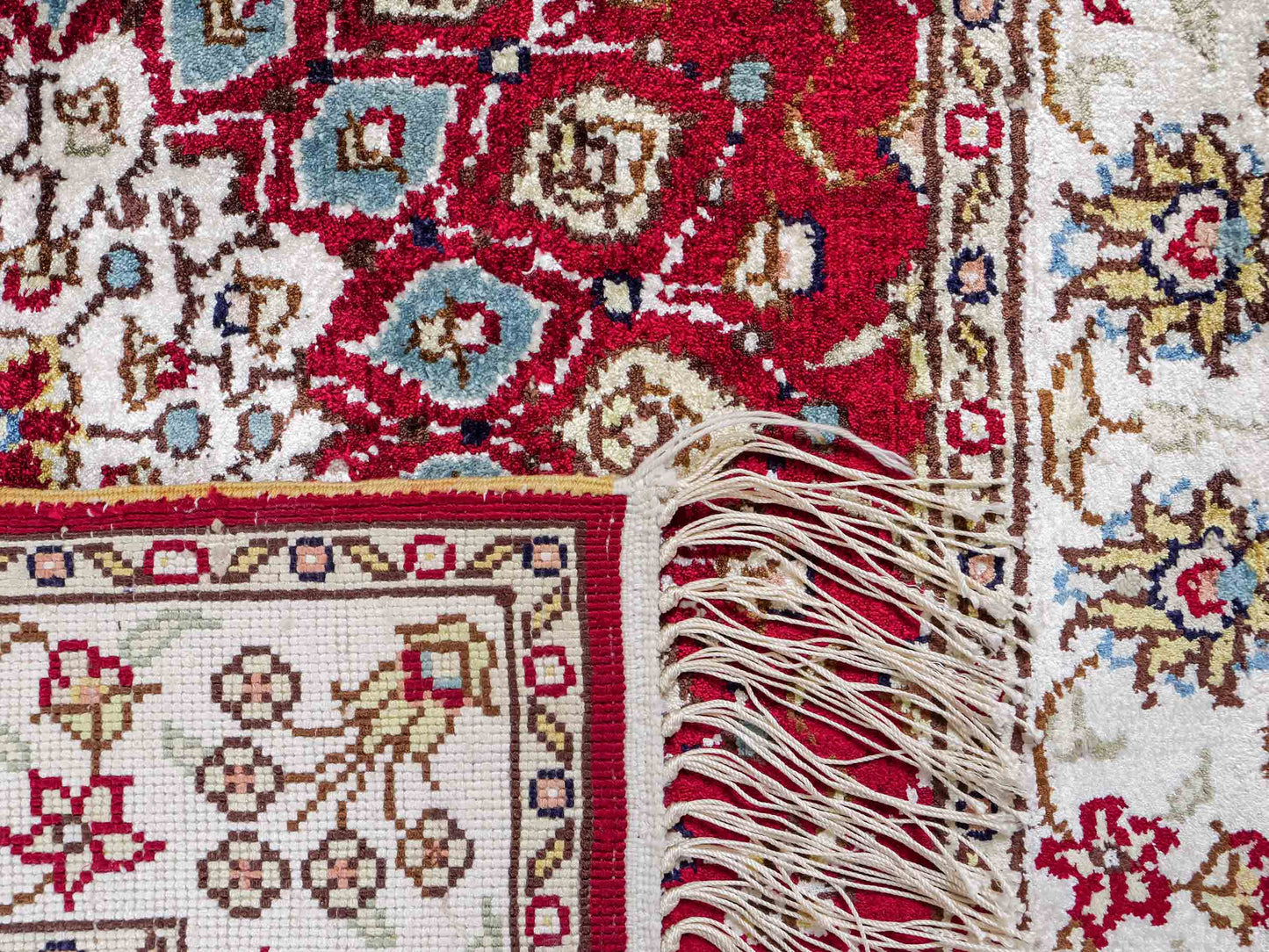 Feiner, handgeknüpfter, chinesischer Orientteppich mit Hereke Design aus Kunstseide, rot, creme, blau. 87x56 cm. Verkauf durch Jupiter Intl.