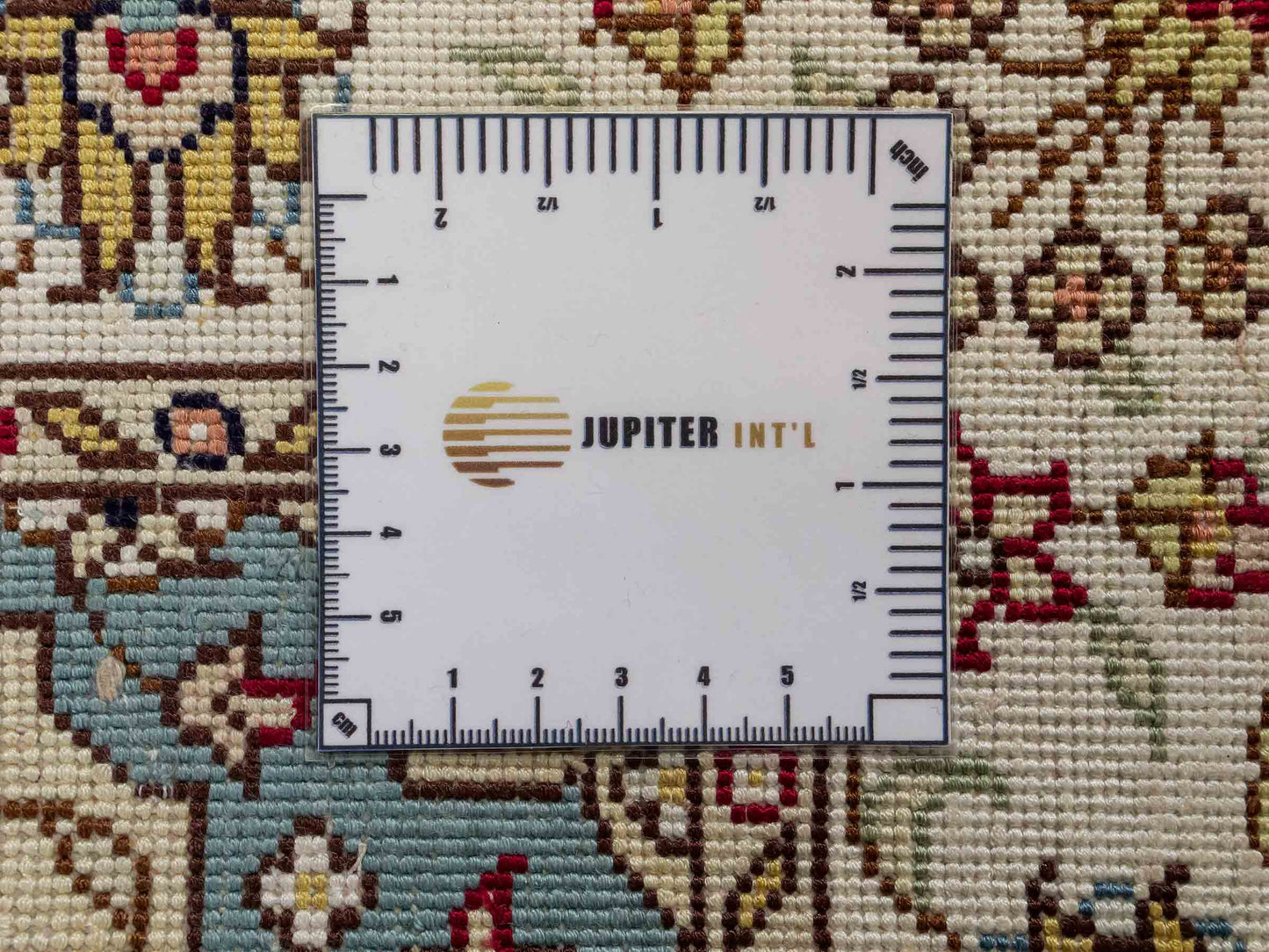 Feiner, handgeknüpfter, chinesischer Orientteppich mit Hereke Design aus Kunstseide, rot, creme, blau. 87x56 cm. Verkauf durch Jupiter Intl.