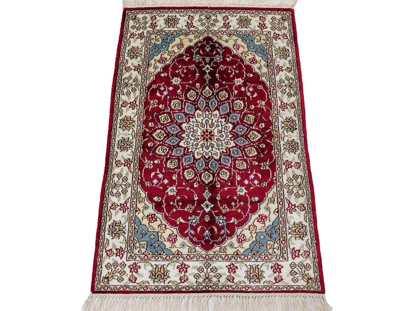 Feiner, handgeknüpfter, chinesischer Orientteppich mit Hereke Design aus Kunstseide, rot, creme, blau. 87x56 cm. Verkauf durch Jupiter Intl.