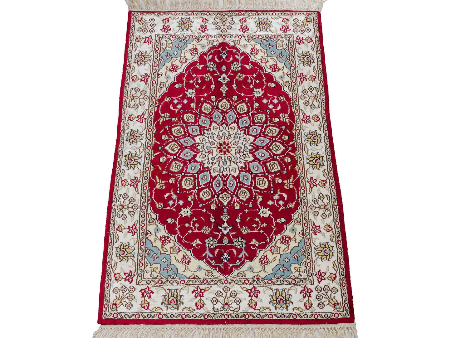Feiner, handgeknüpfter, chinesischer Orientteppich mit Hereke Design aus Kunstseide, rot, creme, blau. 87x56 cm. Verkauf durch Jupiter Intl.