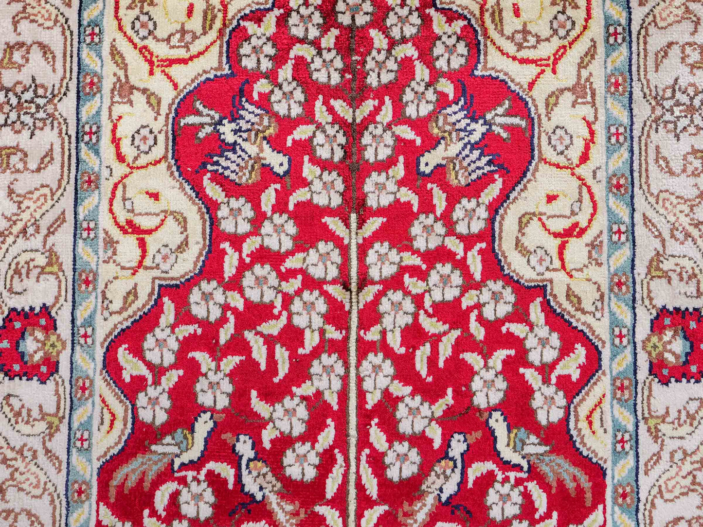 Feiner, handgeknüpfter, chinesischer Orientteppich mit Hereke Design aus Kunstseide, rot, creme, blau. 87x58 cm. Verkauf durch Jupiter Intl.