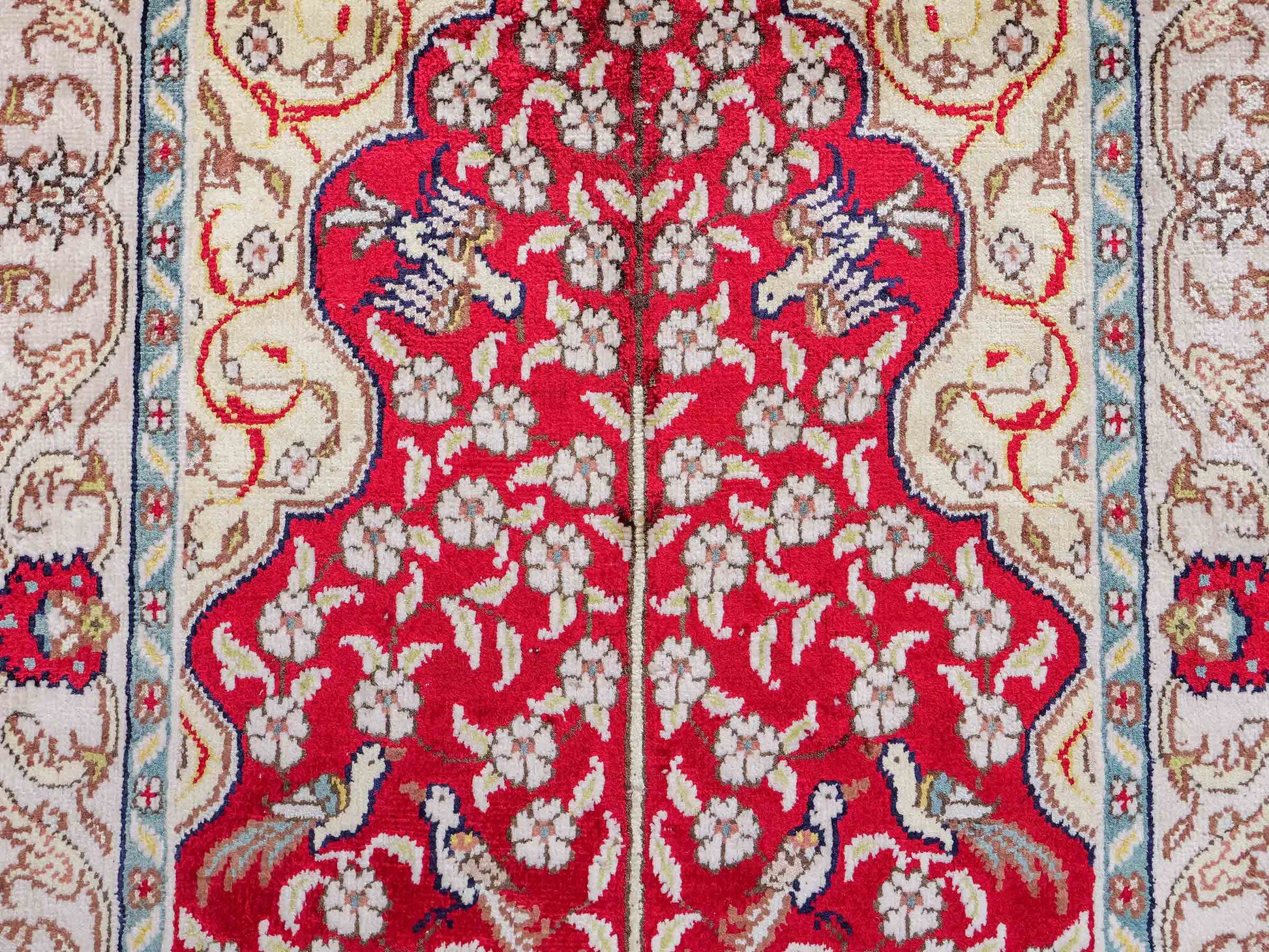 Feiner, handgeknüpfter, chinesischer Orientteppich mit Hereke Design aus Kunstseide, rot, creme, blau. 87x58 cm. Verkauf durch Jupiter Intl.