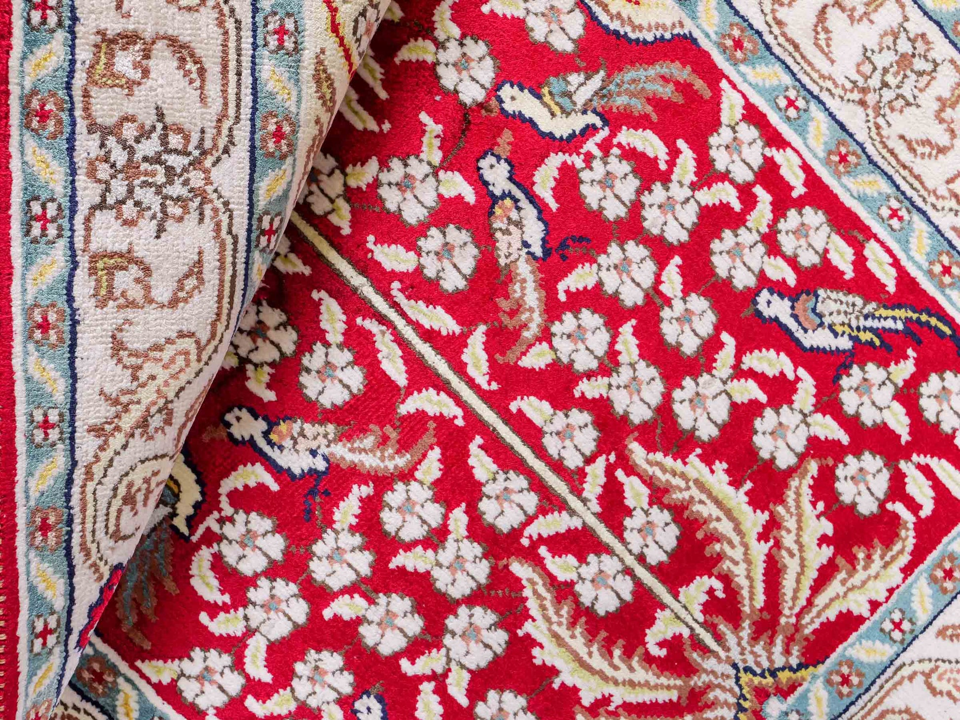Feiner, handgeknüpfter, chinesischer Orientteppich mit Hereke Design aus Kunstseide, rot, creme, blau. 87x58 cm. Verkauf durch Jupiter Intl.