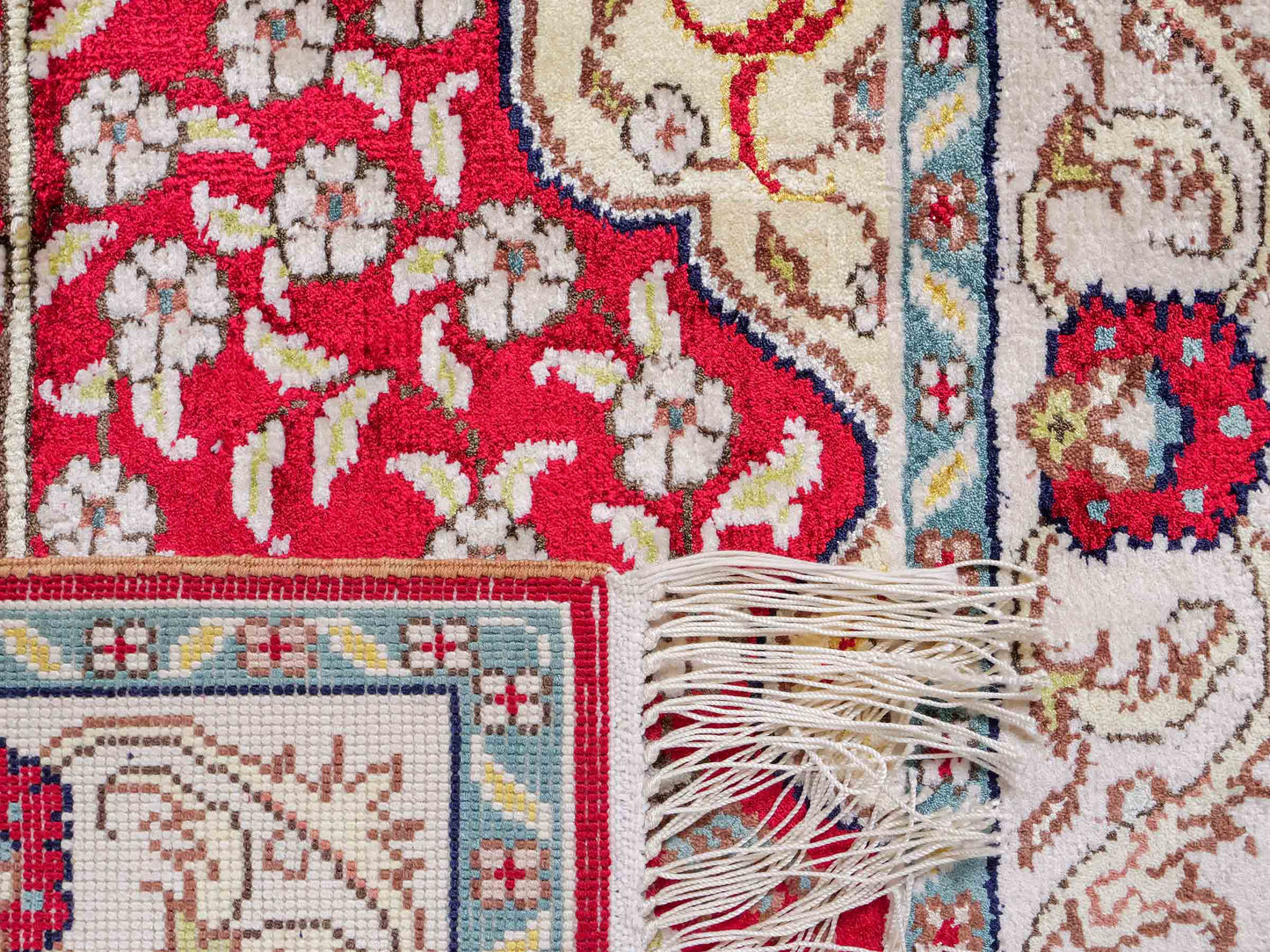 Feiner, handgeknüpfter, chinesischer Orientteppich mit Hereke Design aus Kunstseide, rot, creme, blau. 87x58 cm. Verkauf durch Jupiter Intl.