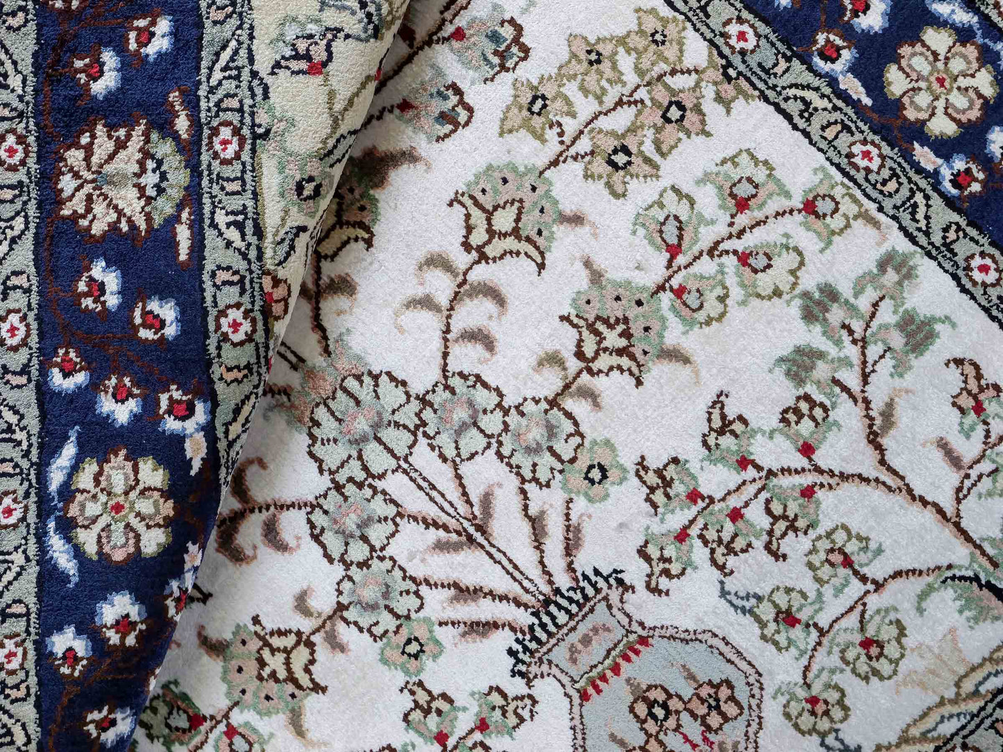 Feiner, handgeknüpfter, chinesischer Orientteppich mit Hereke Design aus Kunstseide, weiß, blau, creme. 90x62 cm. Verkauf durch Jupiter Intl.
